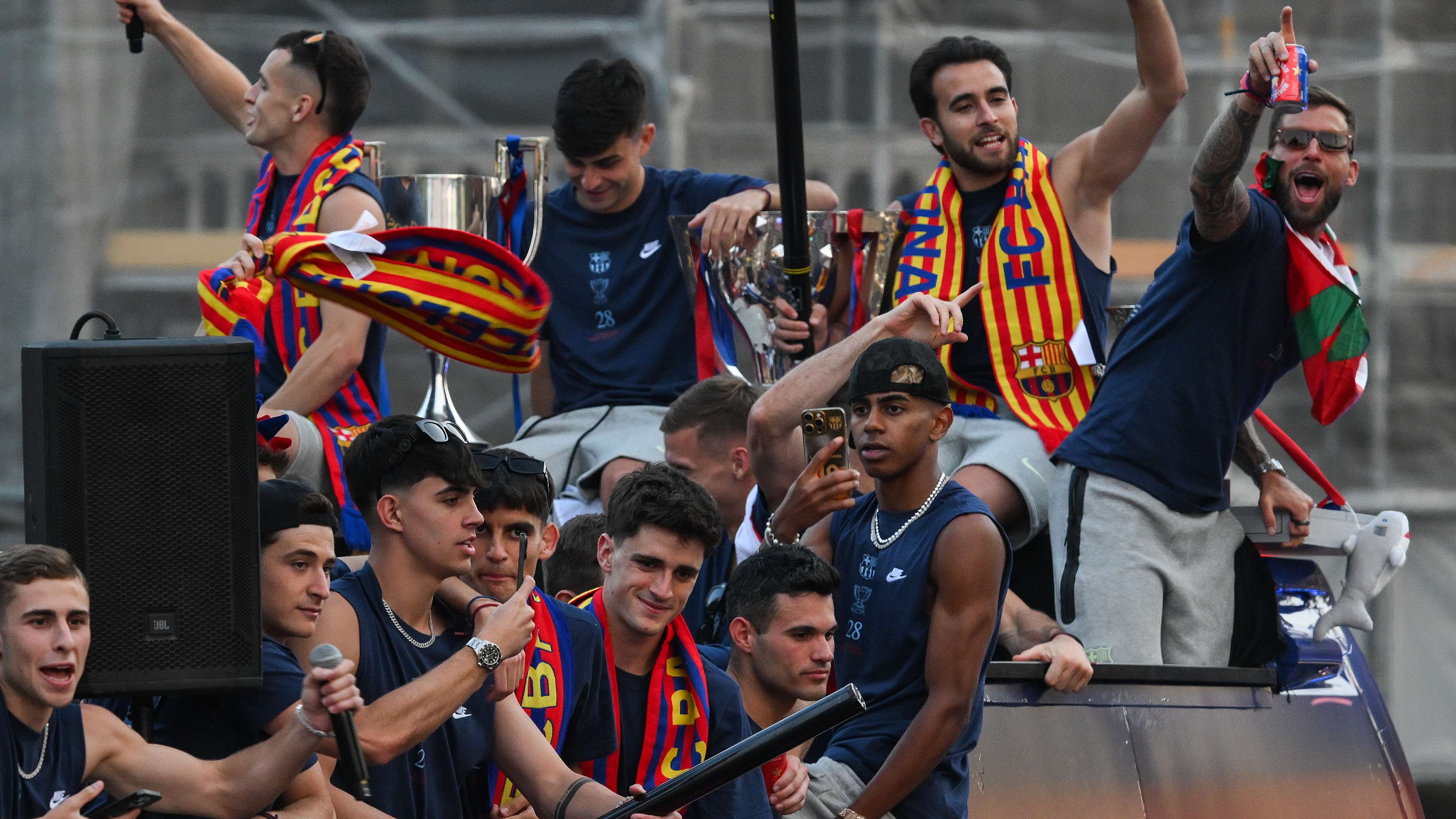📽️ | Barca stars fall over during open top bus parade  
