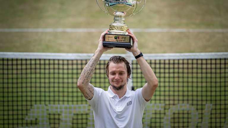 Carlos Alcaraz wins third title in a row, defeats Jiri Lehecka at Queen’s Club  