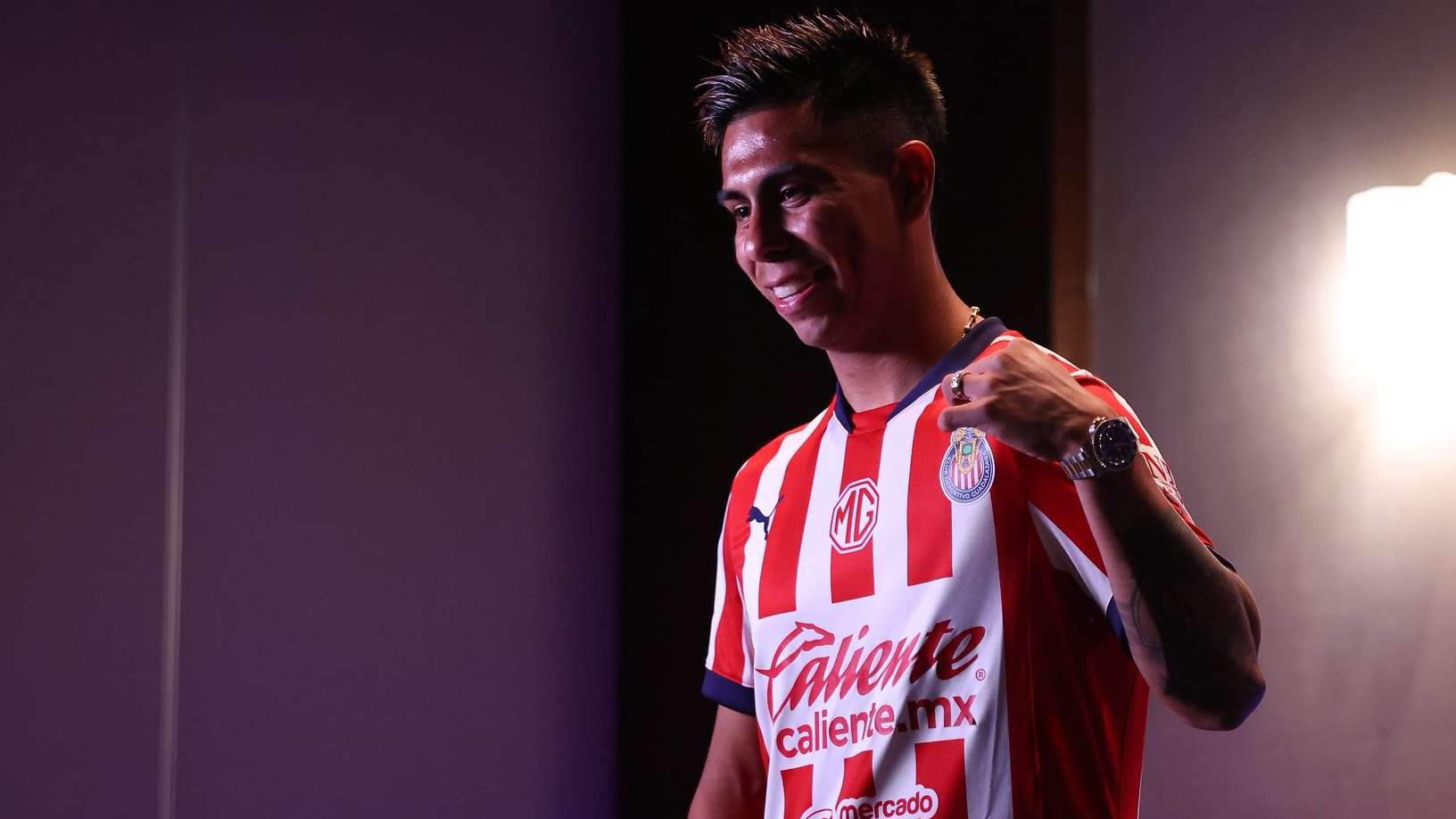 Álvarez to wear iconic No. 10 kit for Chivas, Cowell changes number  