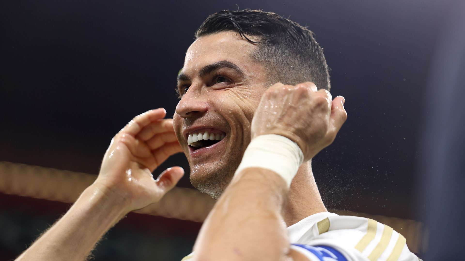 Generous Ronaldo! Bought iPhones & Apple Watches for team-mates  