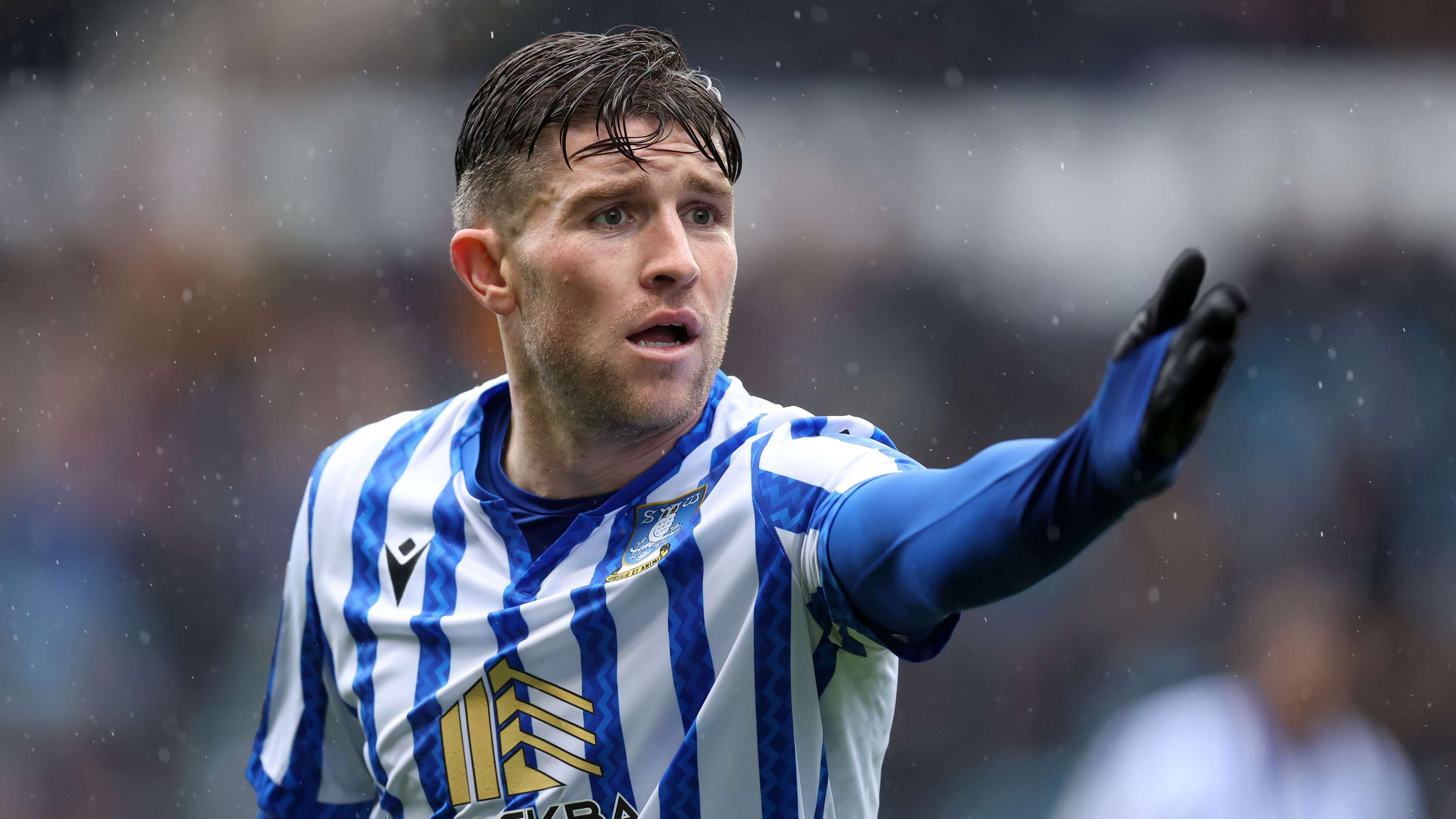 Wrexham agree personal terms with Windass  
