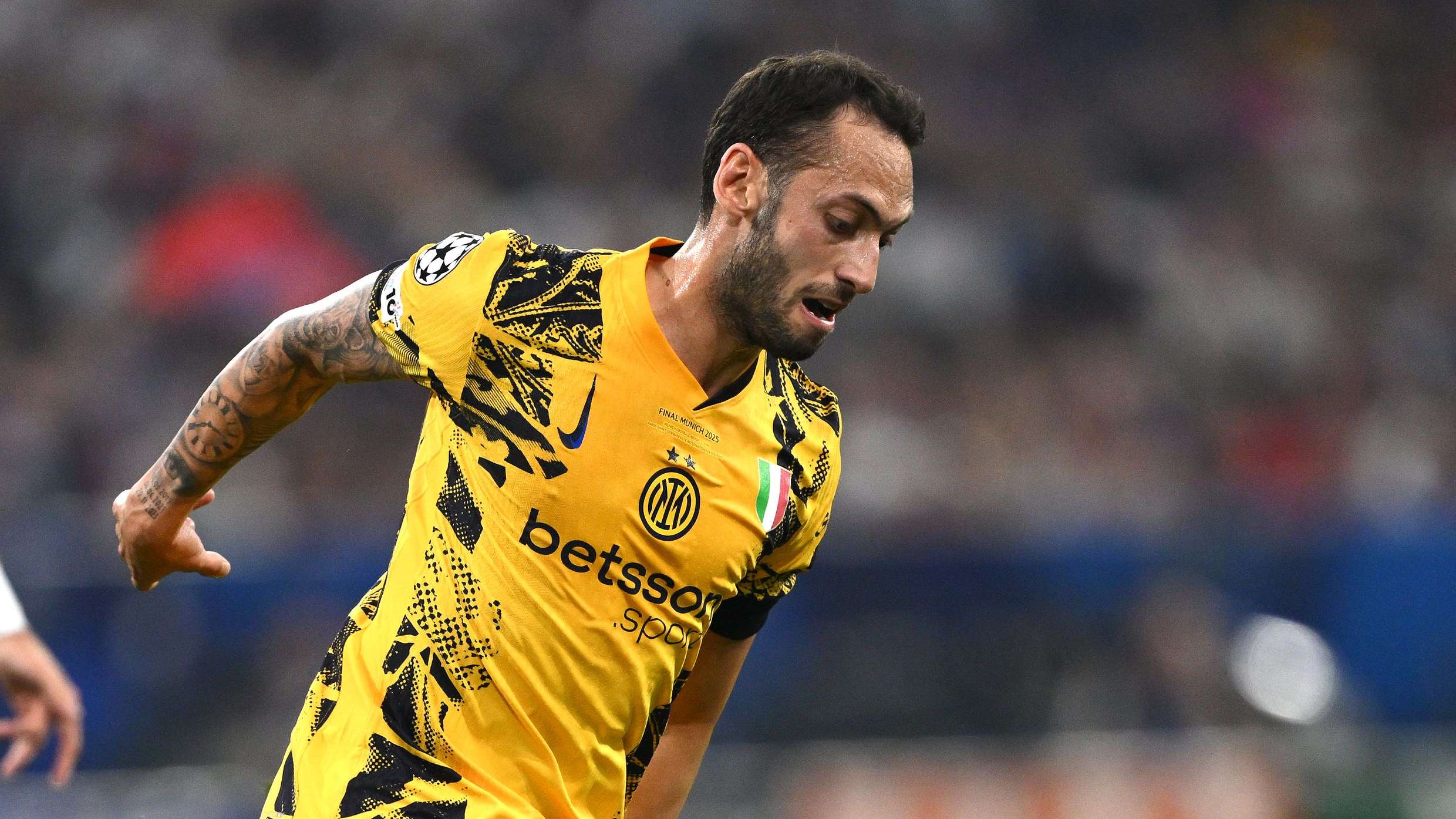 Manchester United make Calhanoglu enquiry with 'bidding war' expected  