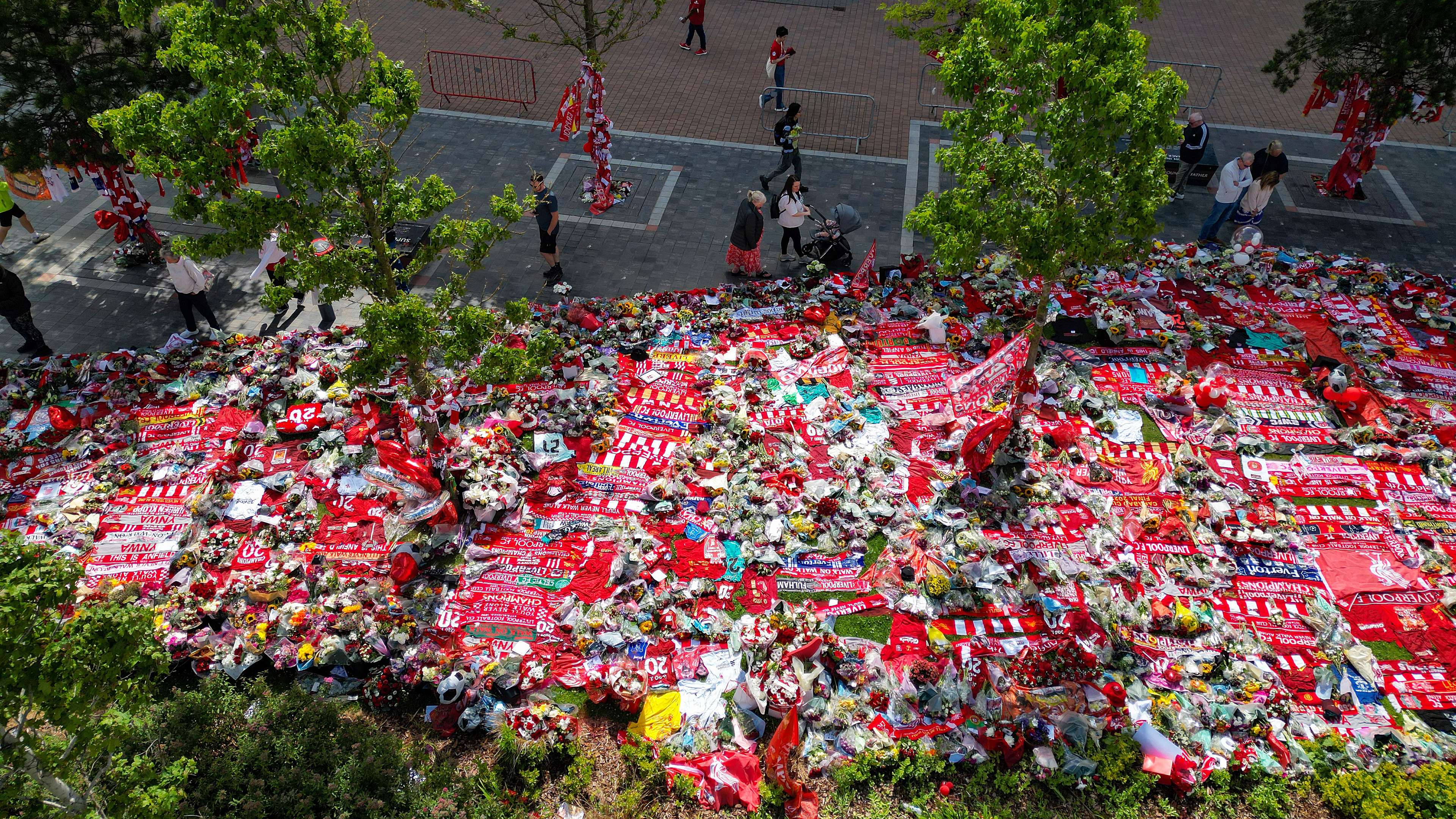 Man Utd stars pay poignant tribute to Jota at Anfield  