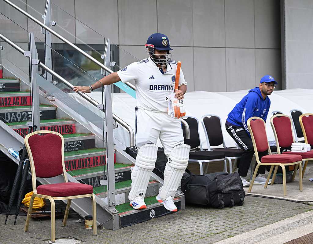 Pant walks out to bat on Day 2 despite toe fracture  