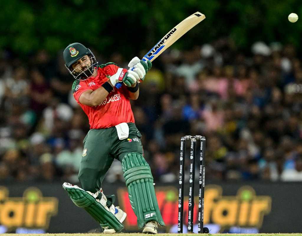 I like AB de Villiers' batting, I try to stay positive like him - Shamim  