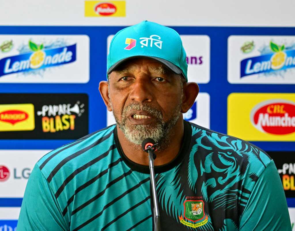 Phil Simmons leaves Sri Lanka tour for medical reason  