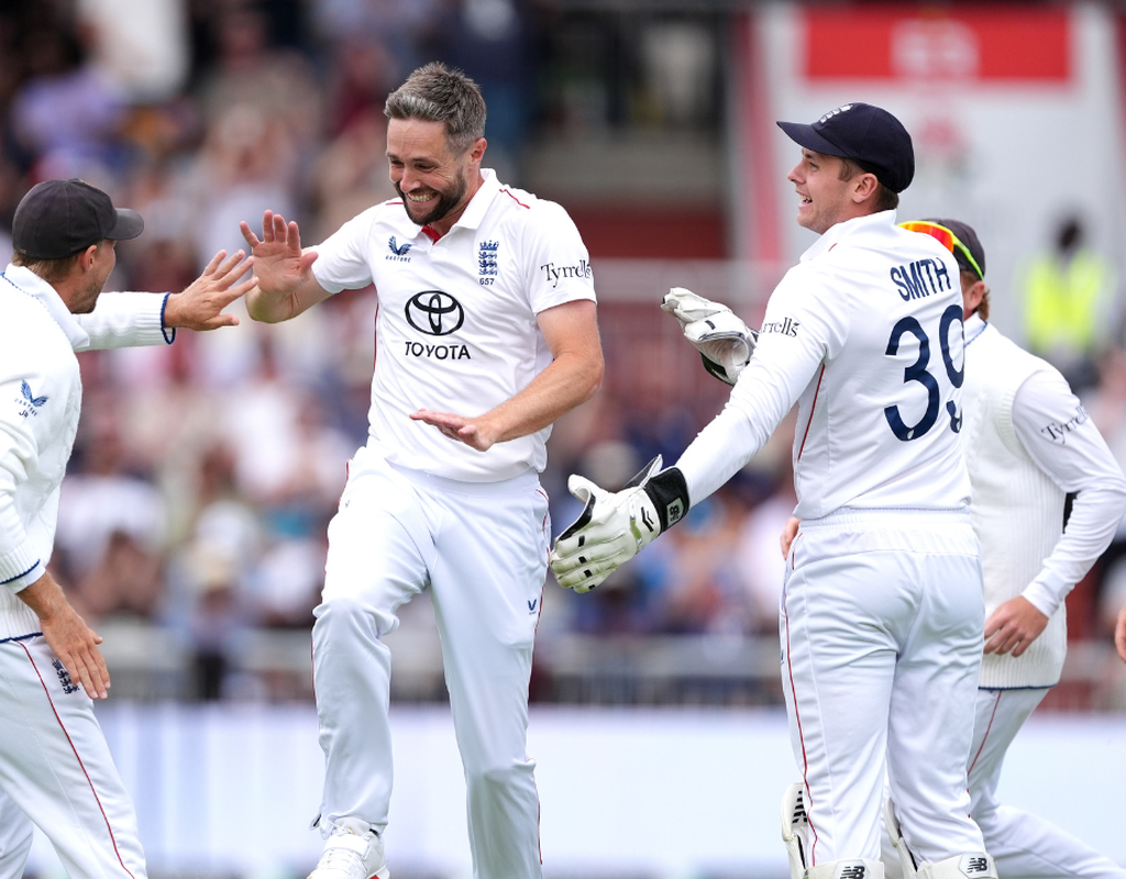 Woakes' twin strike leaves India tottering  