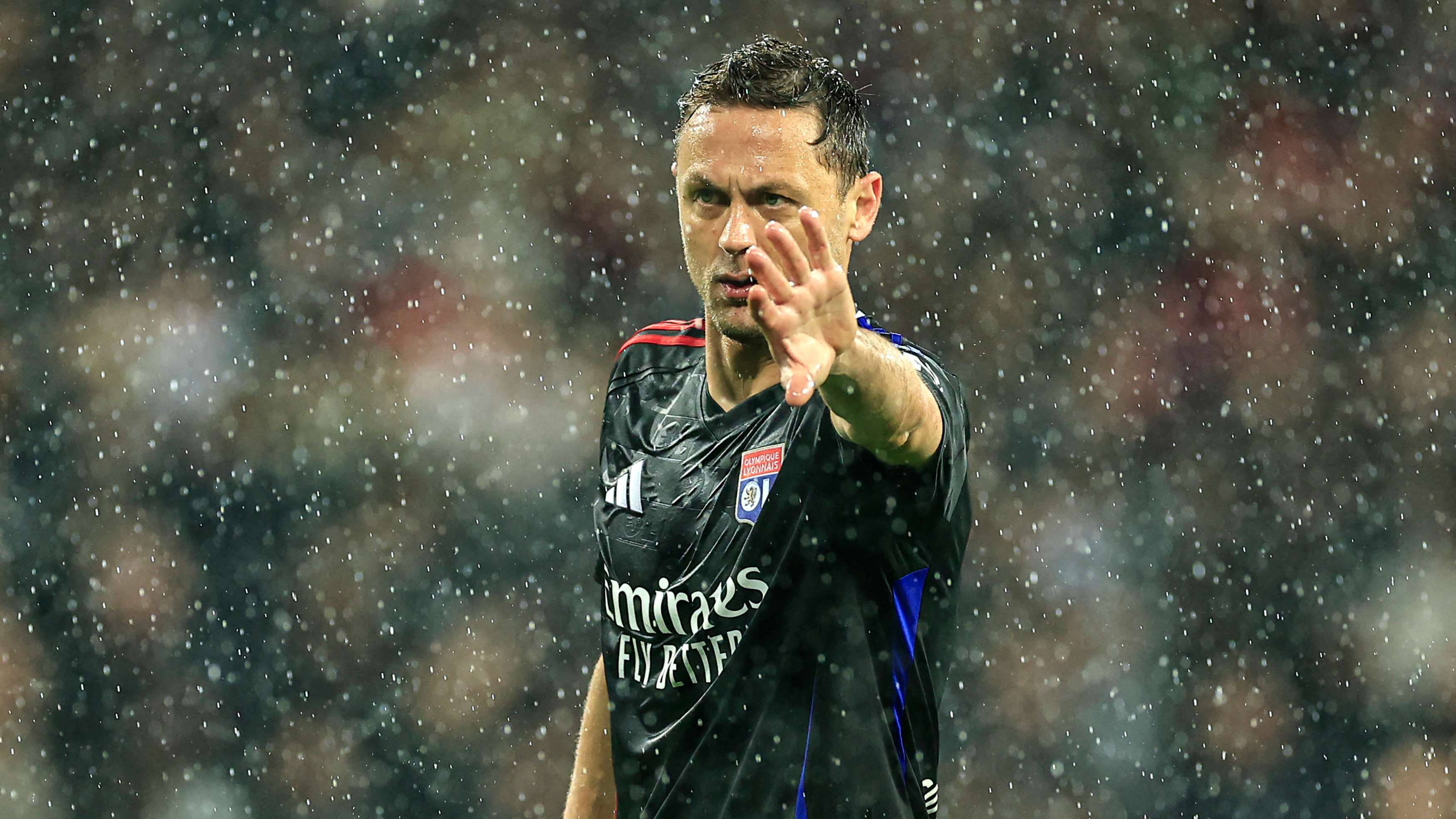 Ex-Chelsea & Man Utd star in talks over shock Serie A return  