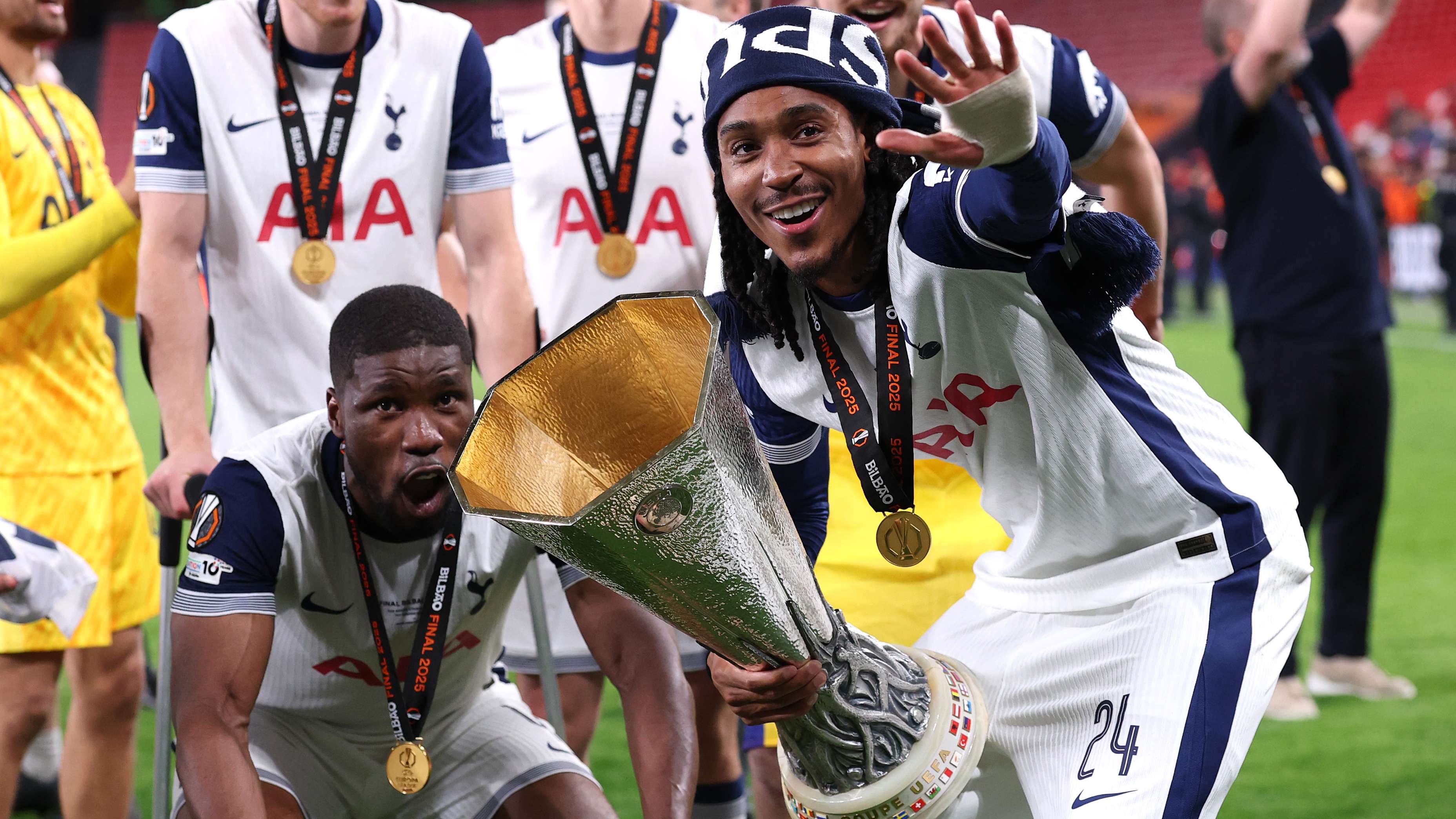 Tottenham defender Spence set to sign new contract  