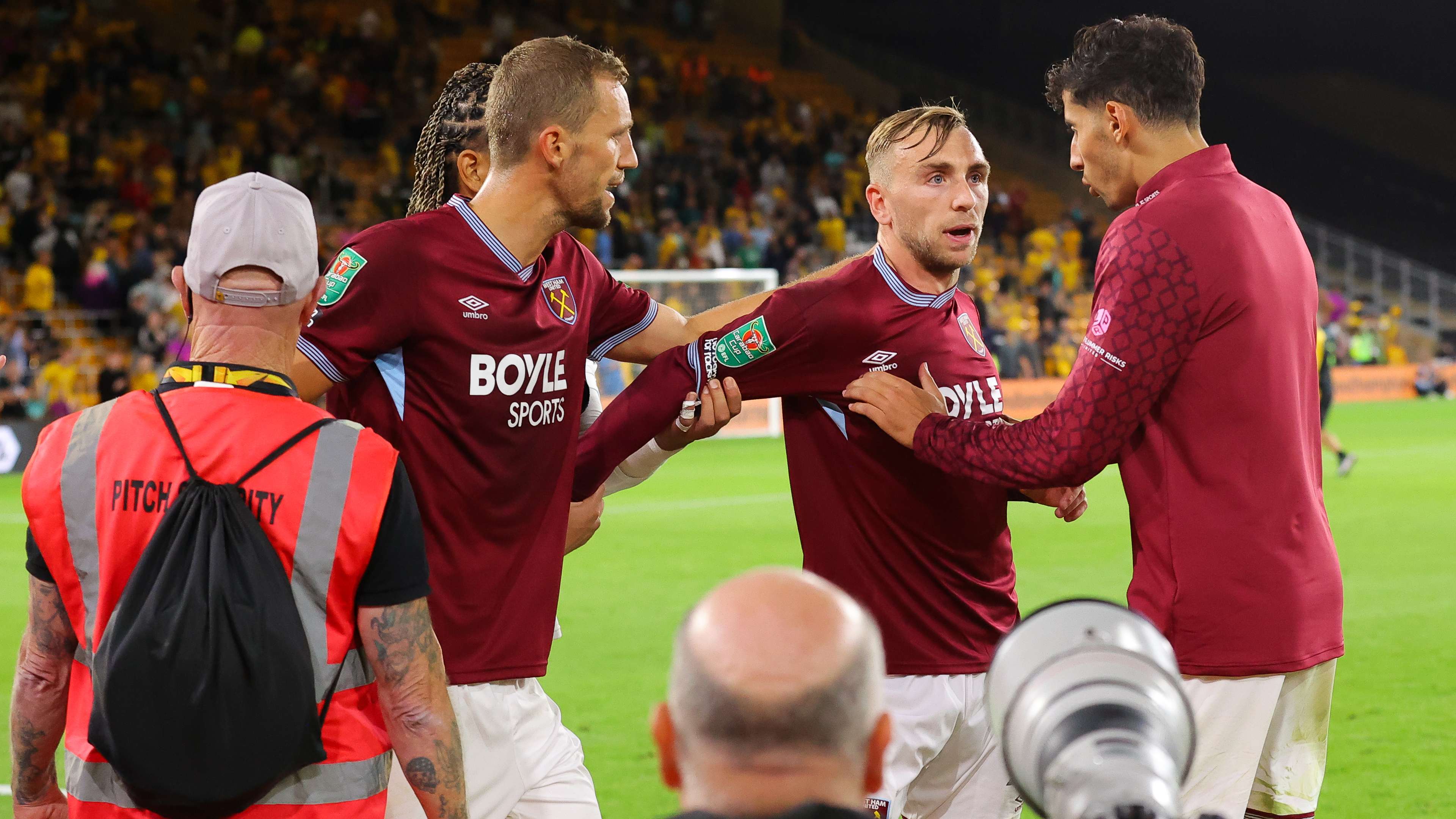 📽️ | Bowen restrained in ugly West Ham scenes  