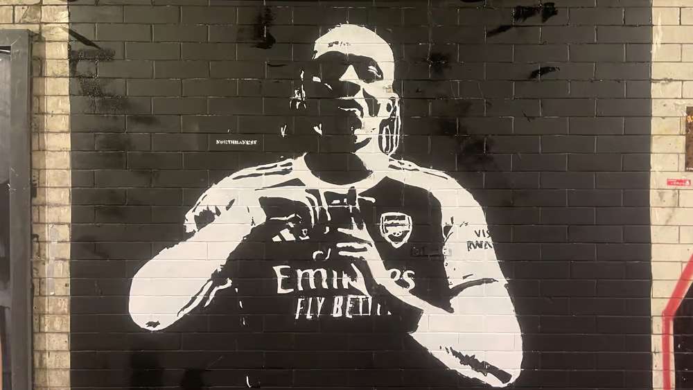 Arsenal street artist strikes in record time with Eze mural  