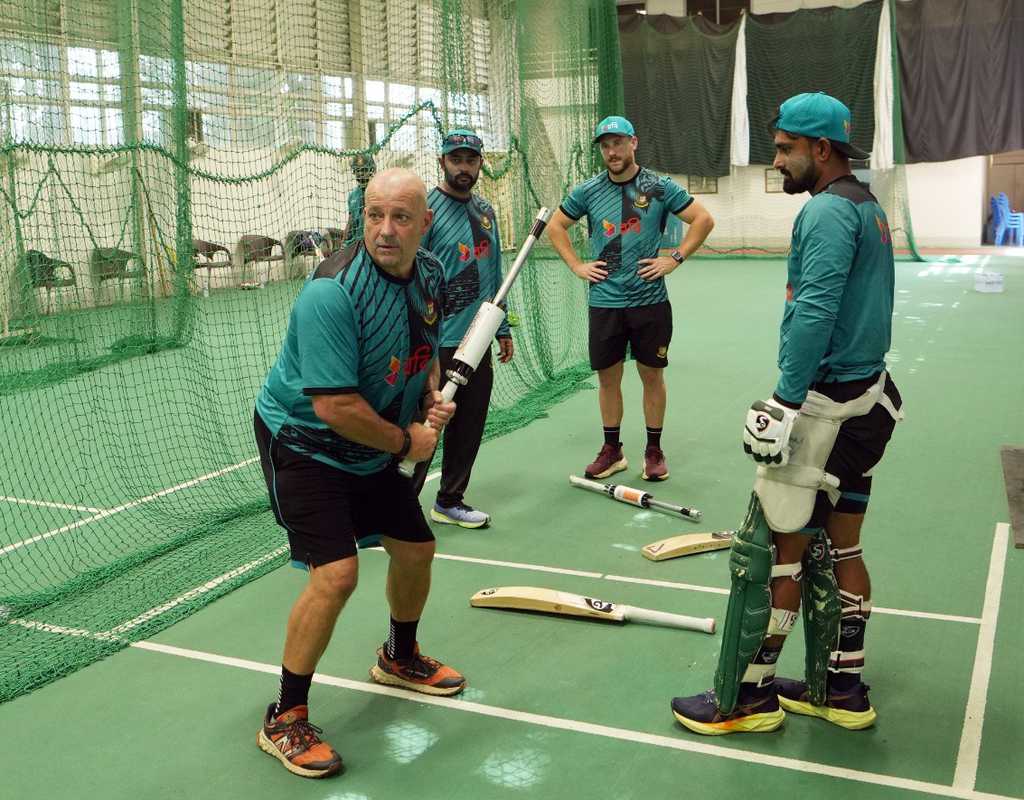 Julian Wood introduces new power-hitting equipment in Bangladesh  