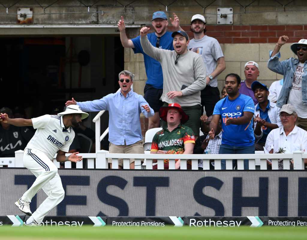 England rattle along despite India's strikes  