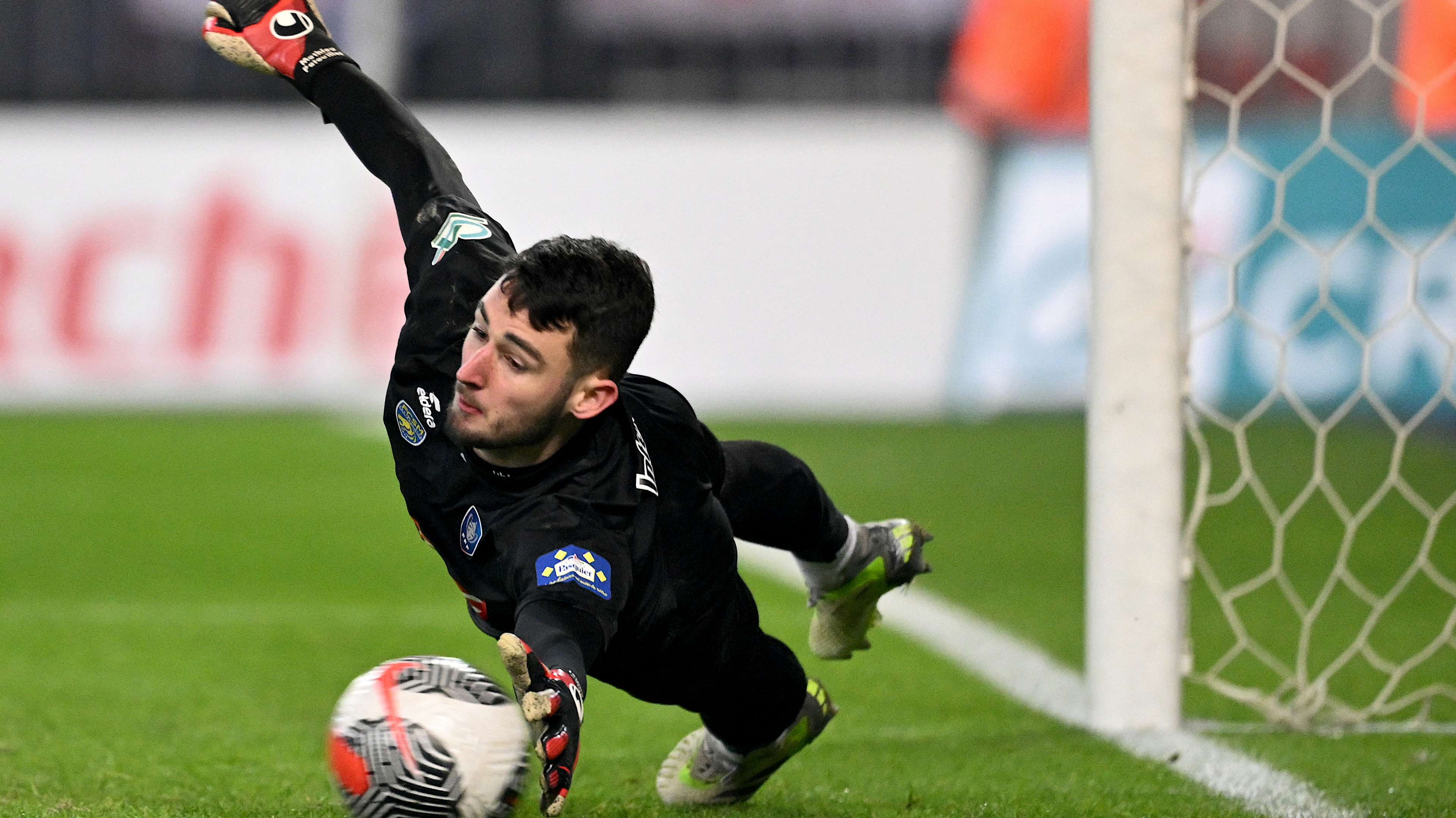 Lyon to lose young goalkeeper in €350k Al-Hilal deal  