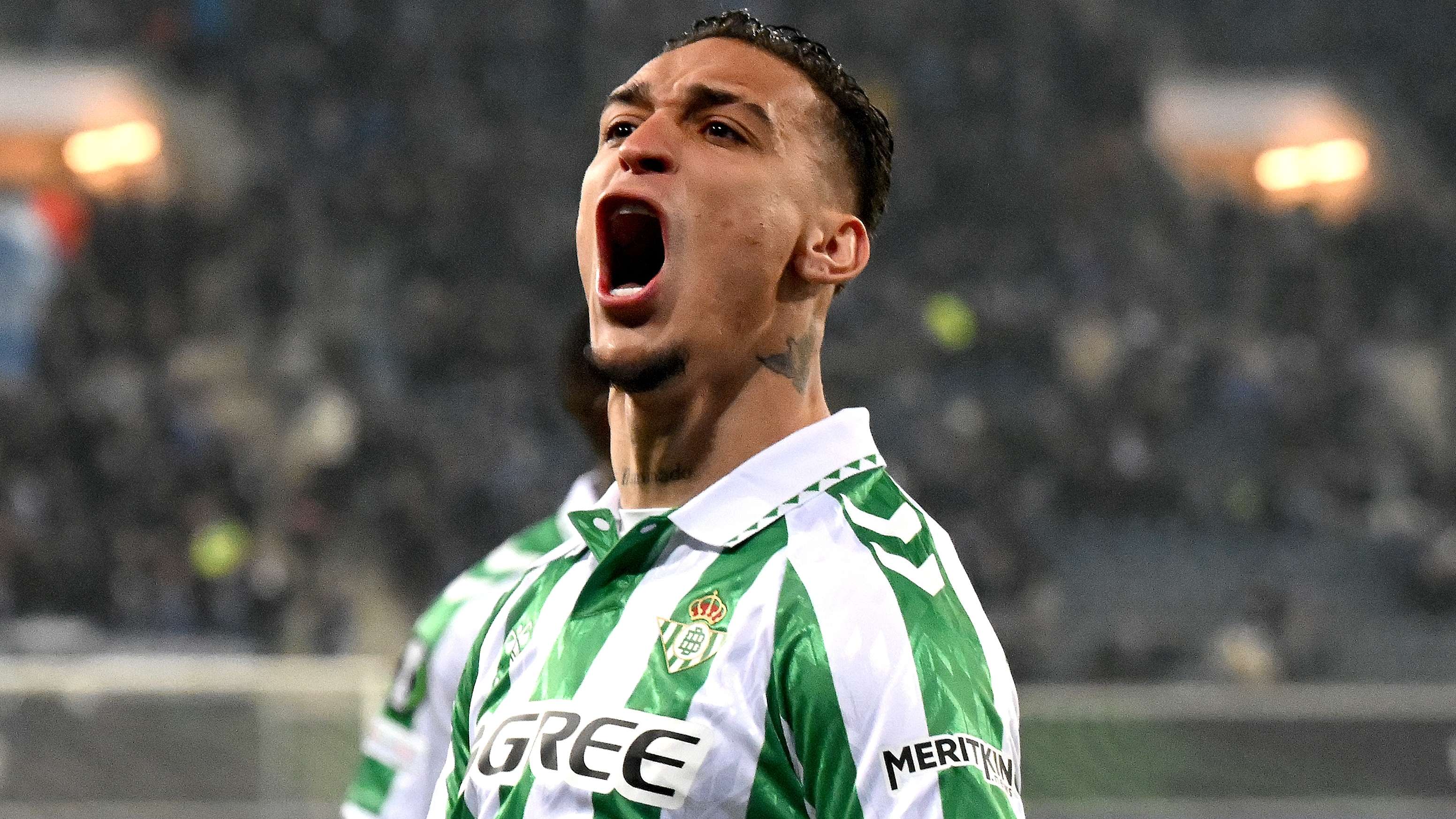 📽️ | Antony swarmed by Betis fans as 'The GOAT' joins from Man Utd  