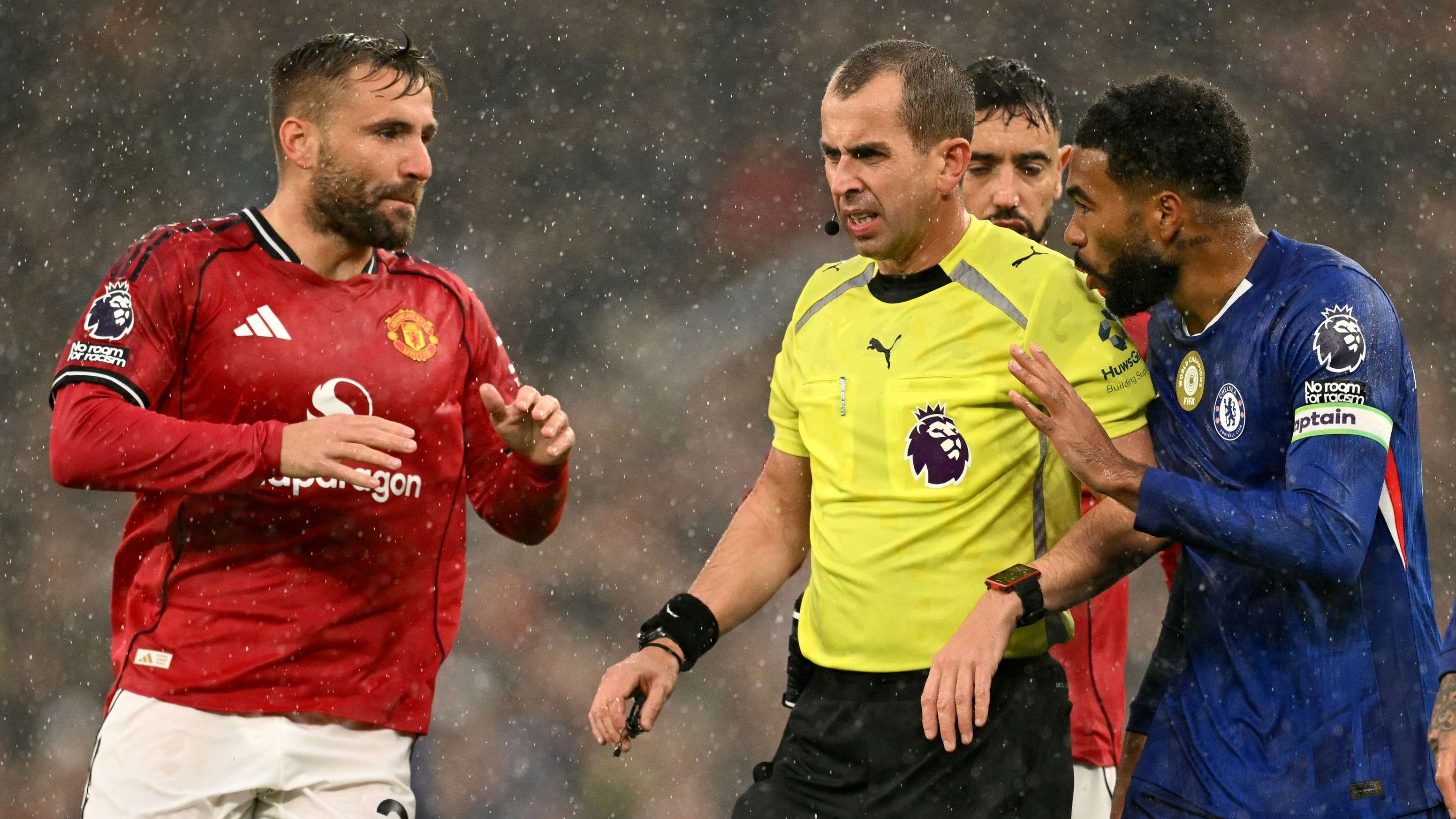 Man Utd & Chelsea make history! Bizarre PL record set  