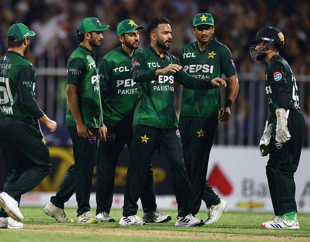 Nawaz bags hat-trick in five-for as Pakistan clinch tri-series  
