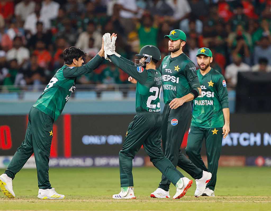 Pakistan sneak narrow win to set finals date with India  