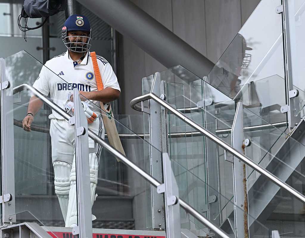 Pant returns to India, meets specialist in Mumbai  