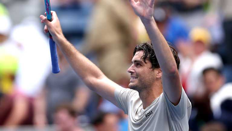 Carlos Alcaraz injures ankle, but still advances in straights in Tokyo  