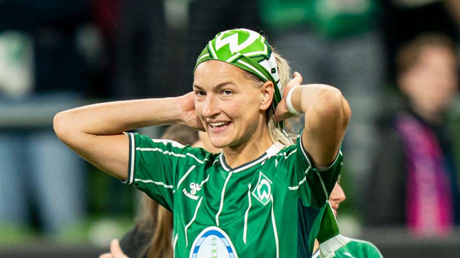 Bremen star apologises for waving 💩 sign after derby win  