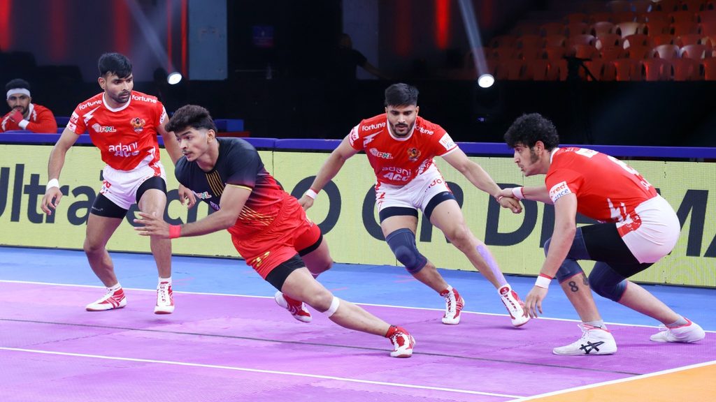 PKL Season 12 Match 106 Preview: Bengaluru Bulls vs Gujarat Giants – Bulls' Defensive Prowess Faces Shadloui's Resurgence  