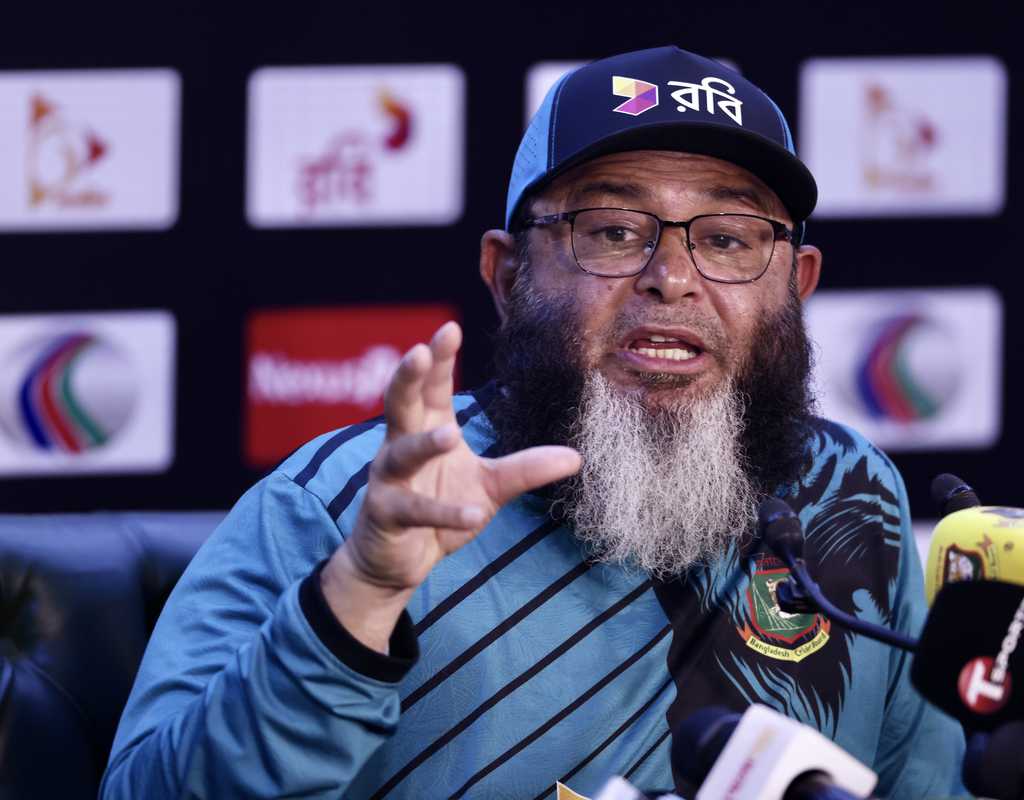 Mushtaq Ahmed calls for calm amongst his spinners on black soil wicket  