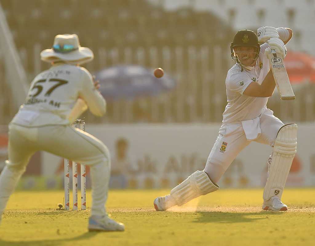 Pakistan nudge ahead with late strikes on Day 2  
