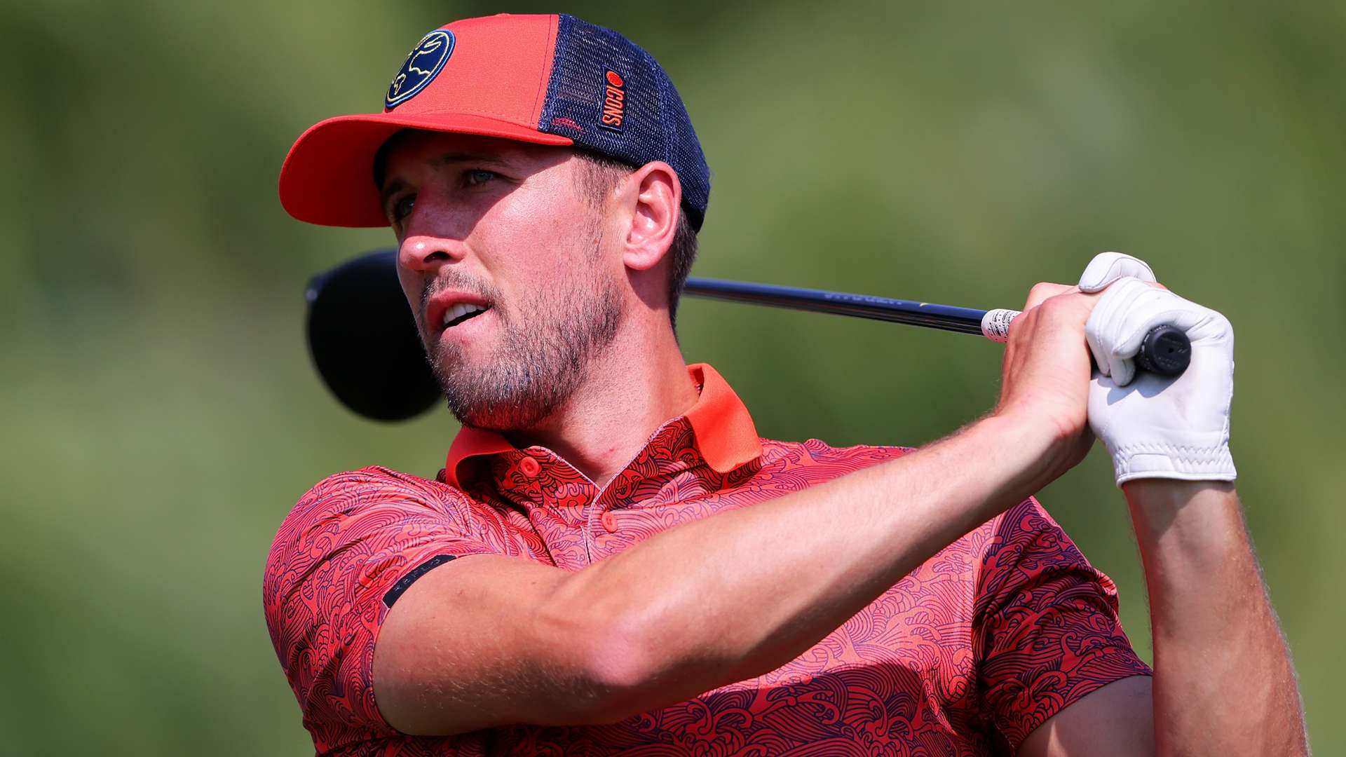 Kane 'braving cold to get 18 holes in' during winter golf round  