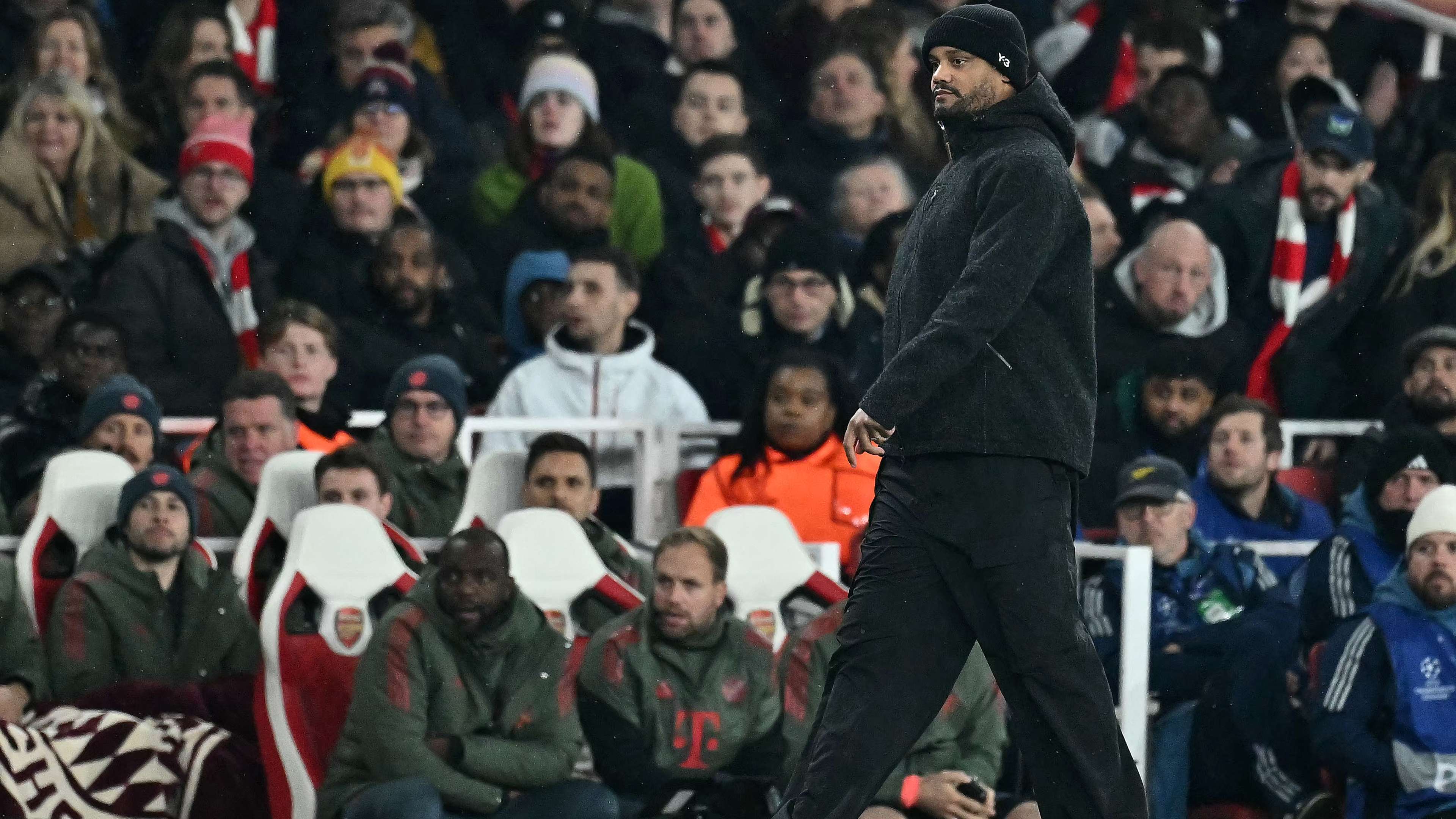 📽️ | Ugly scenes at the Emirates! Bayern fans clash with Arsenal stewards  