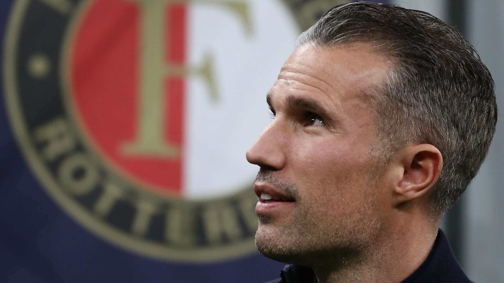 📽️ | Ex-Arsenal & Utd ace Van Persie confronts furious fans  