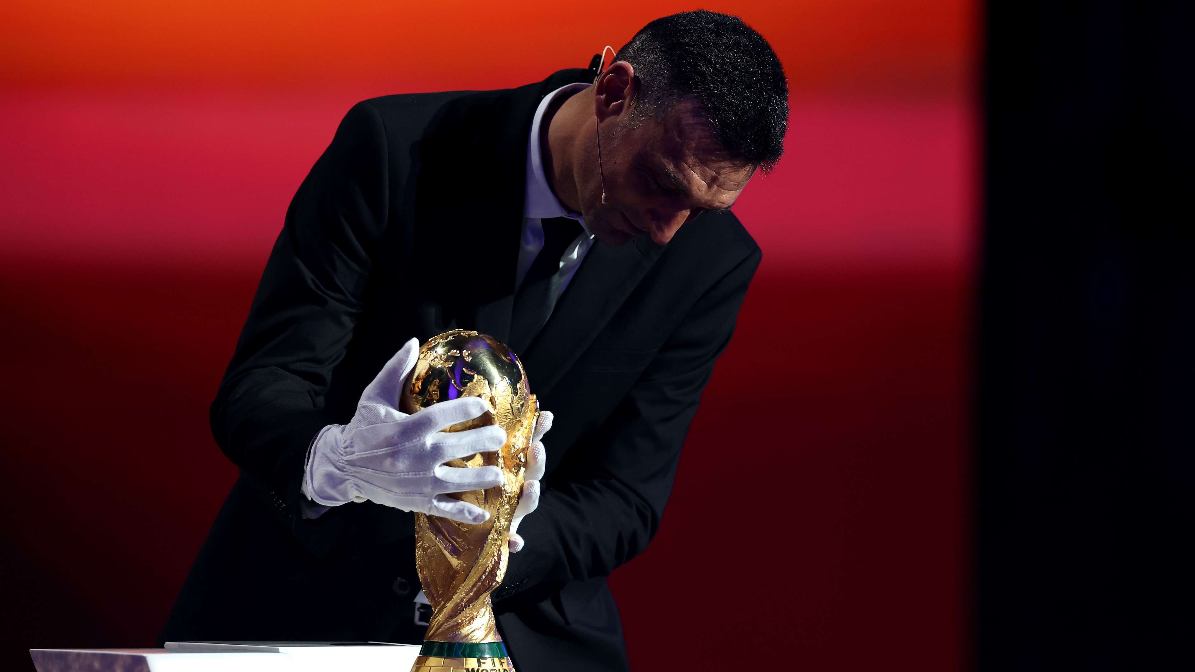 FIFA apologise for making Scaloni wear gloves to touch WC trophy  