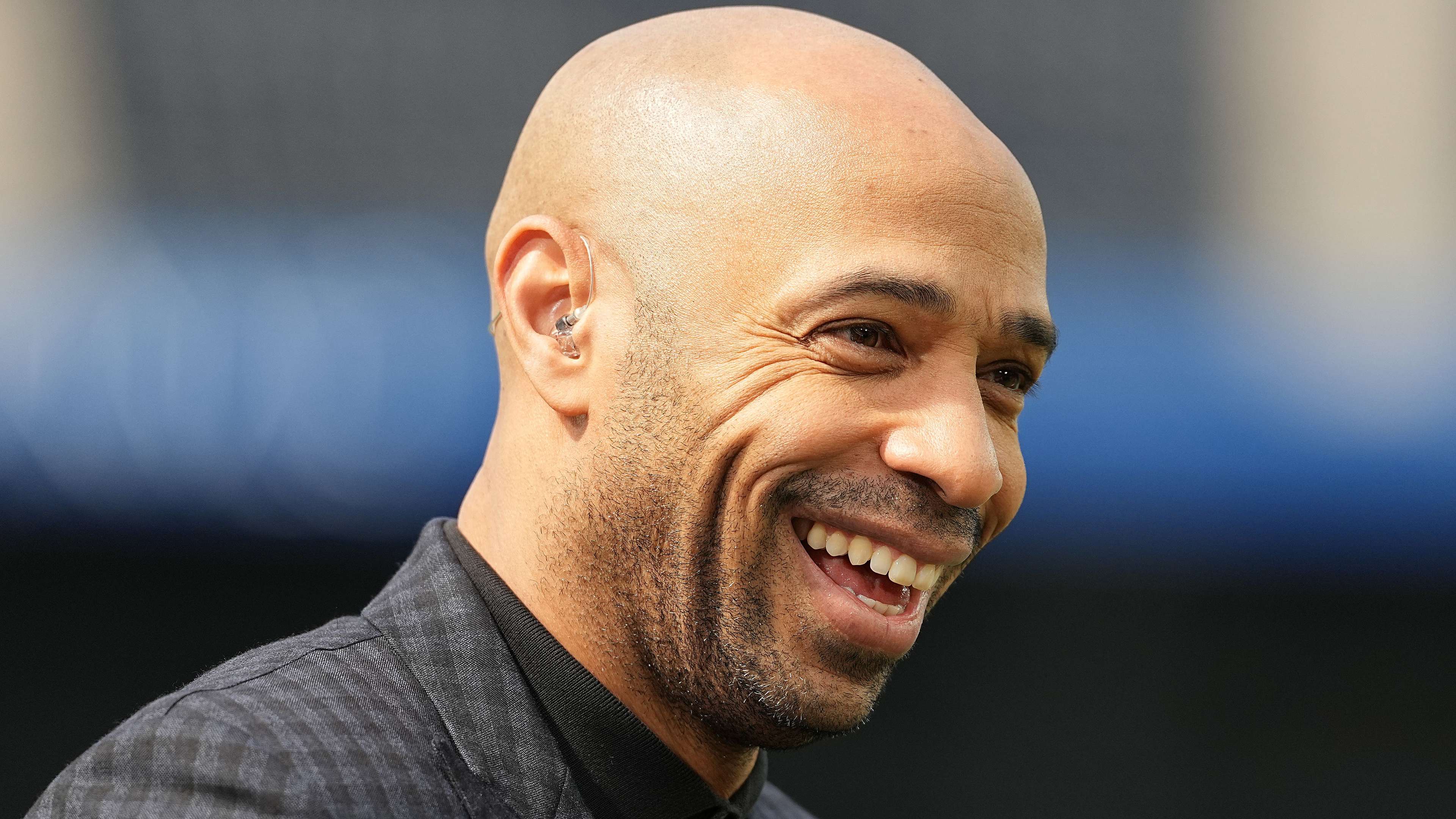 📽️ | Arsenal hero Henry joins Ted Lasso star Sudeikis to watch Gunners  