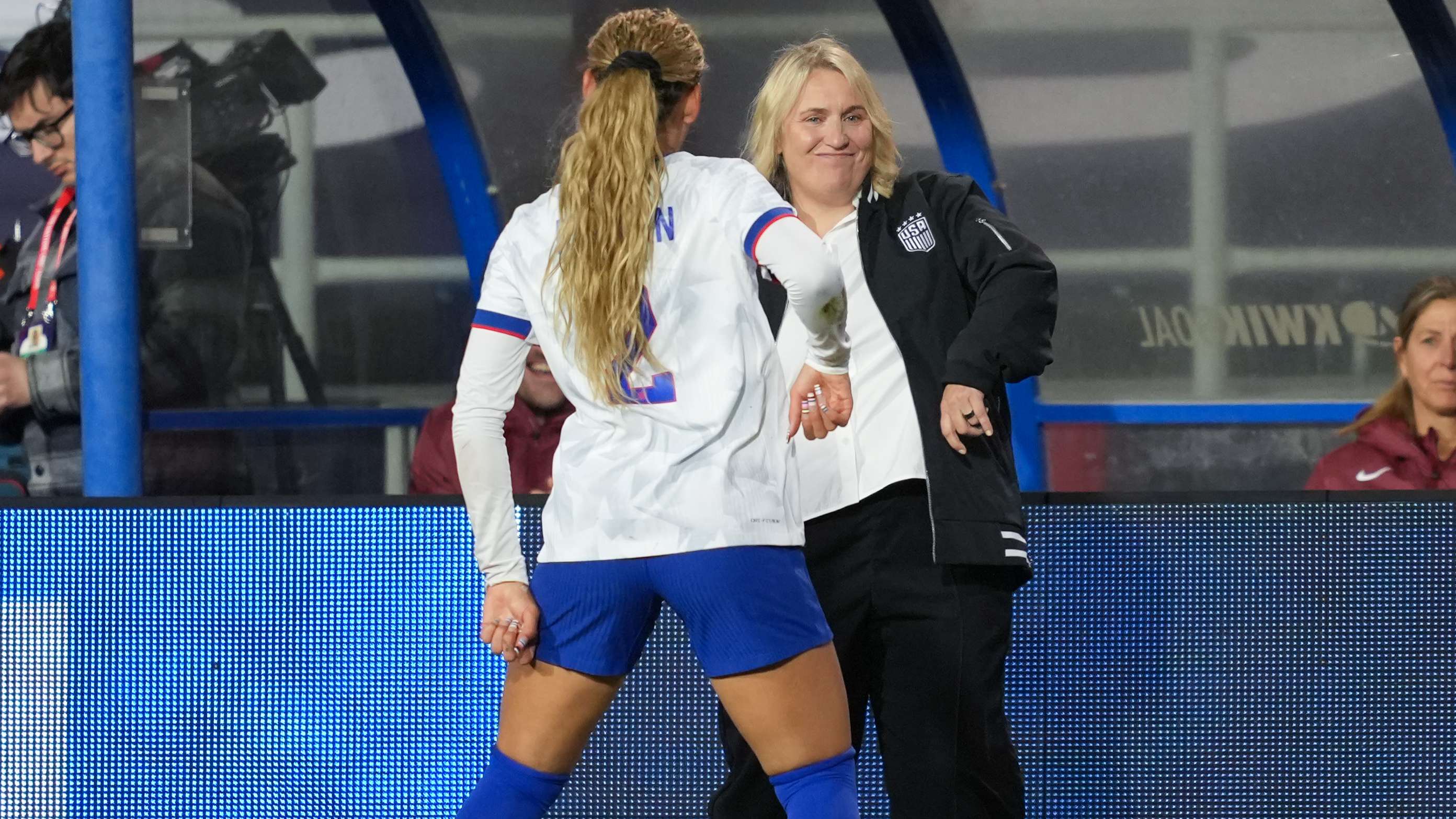 📽️ | Hayes performs 'Sexy Dexy' dance with USWNT star Rodman  
