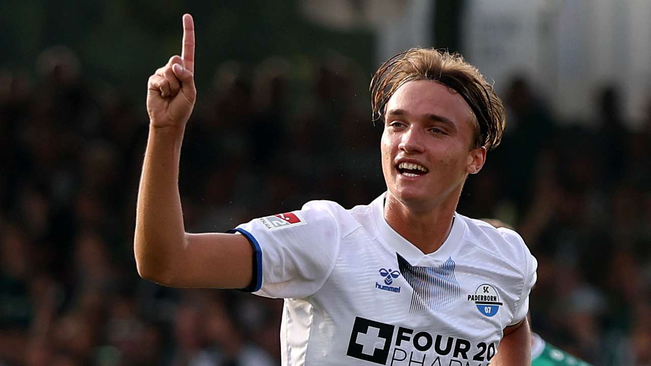 Premier League manager's son joins Bundesliga title contenders  