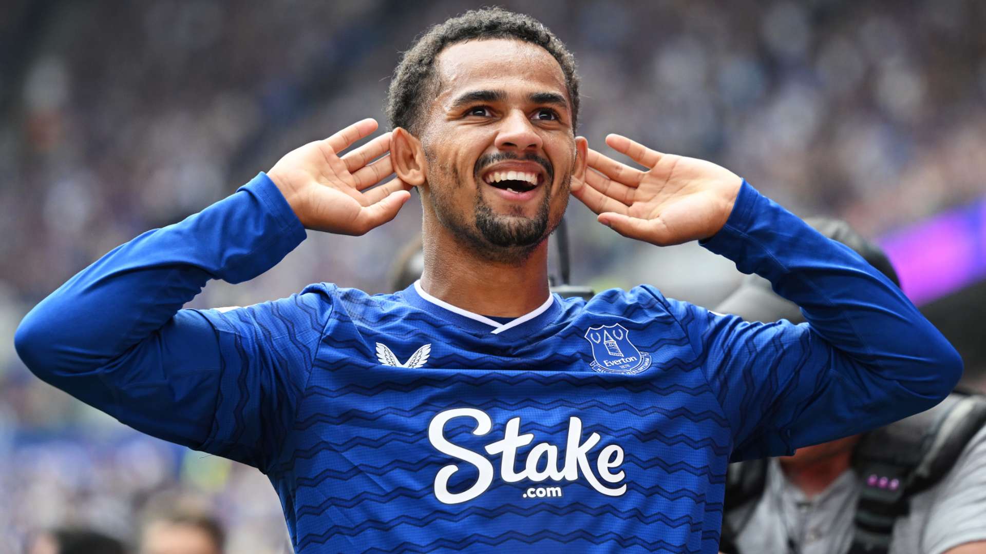 Everton told how to keep Utd & Arsenal-linked 'one-off talent'  