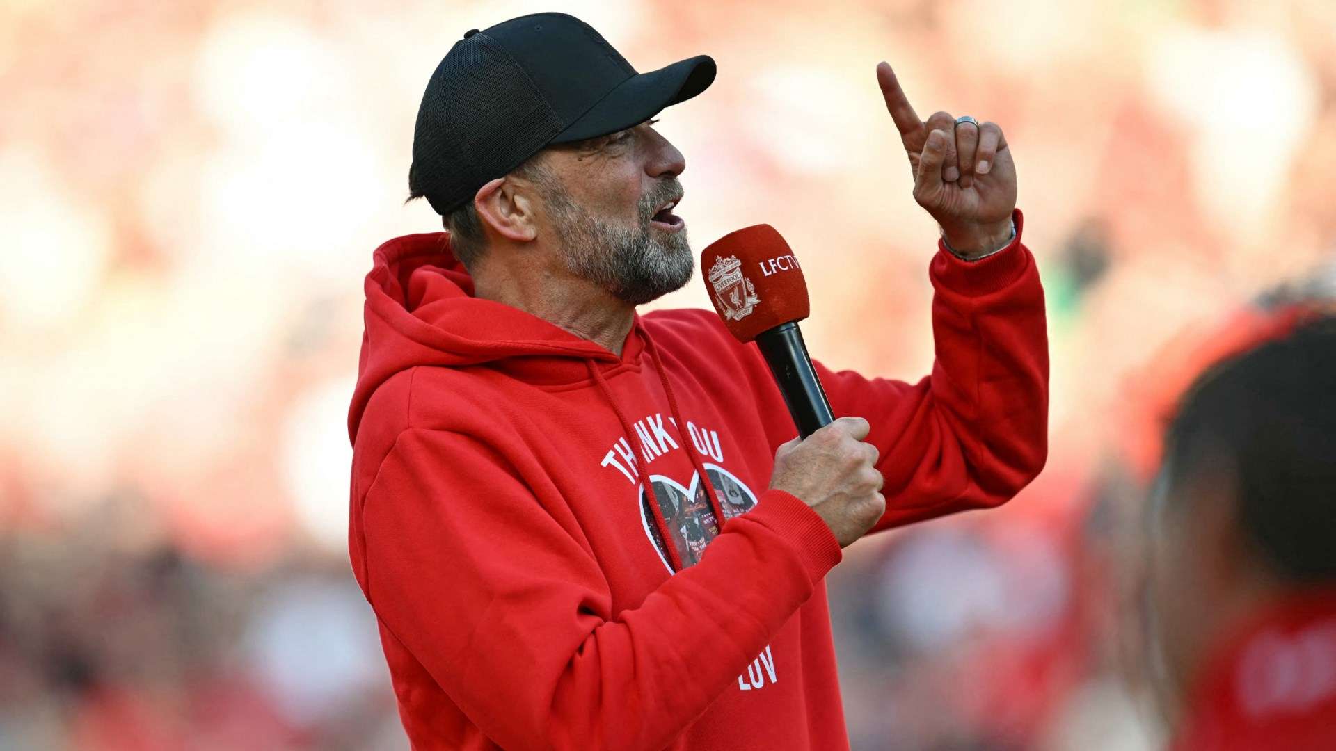 🎥 | Klopp appears at Anfield in Liverpool kit  
