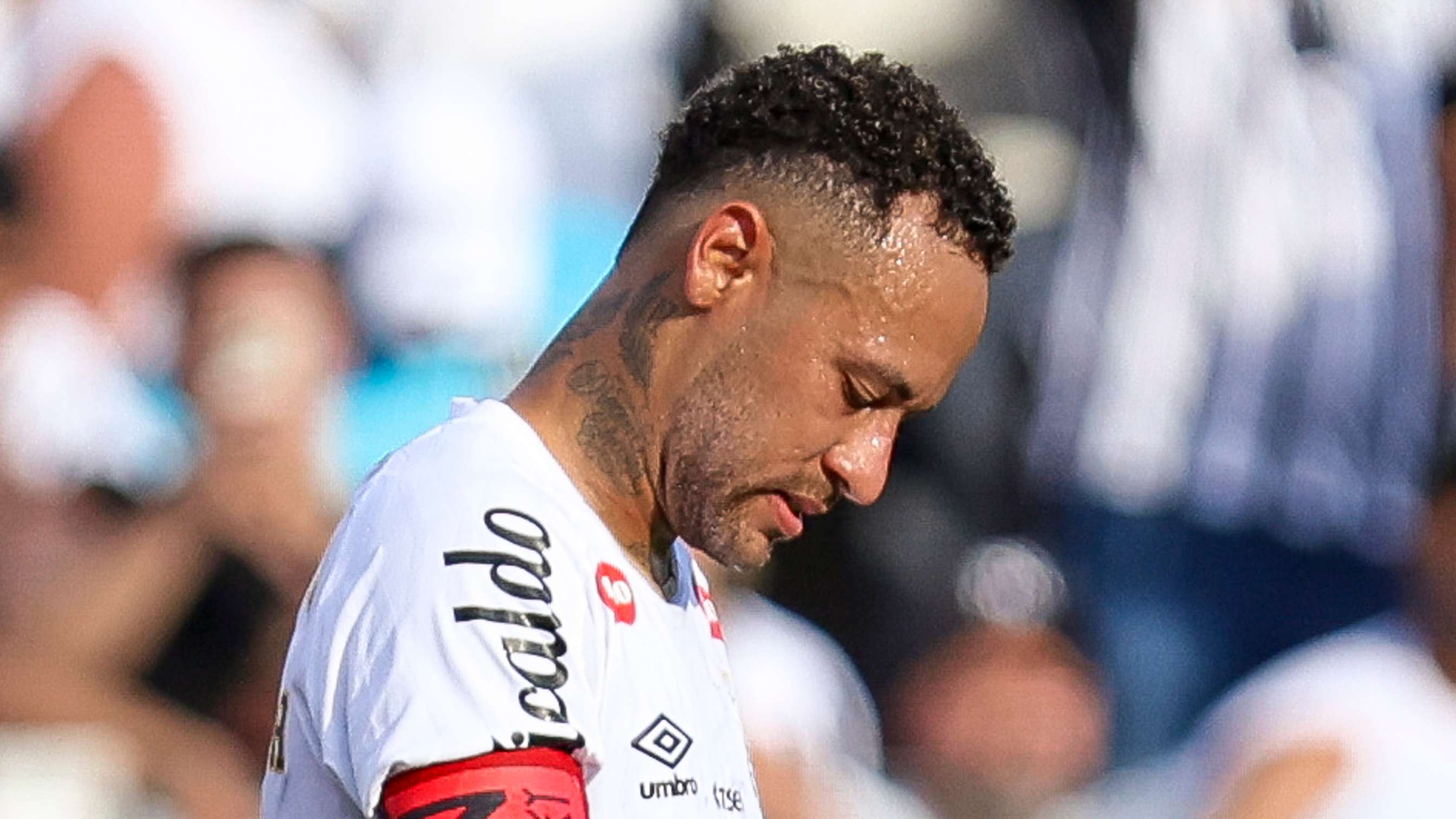 Santos sack manager after Neymar’s side suffer late defeat  