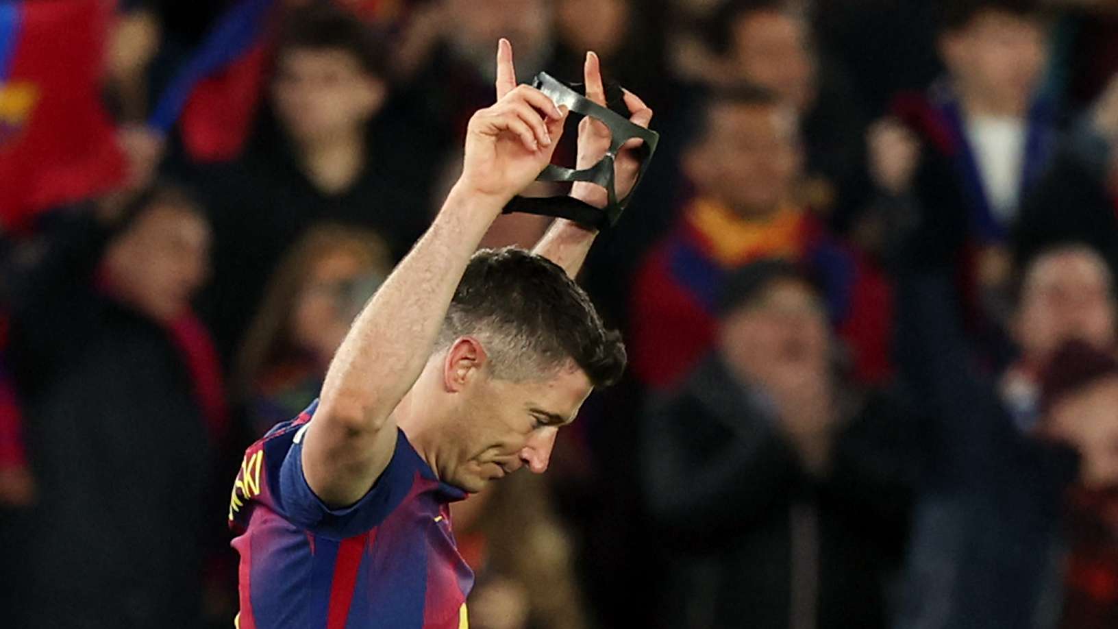 Lewandowski breaks Messi UCL record in Barca win  