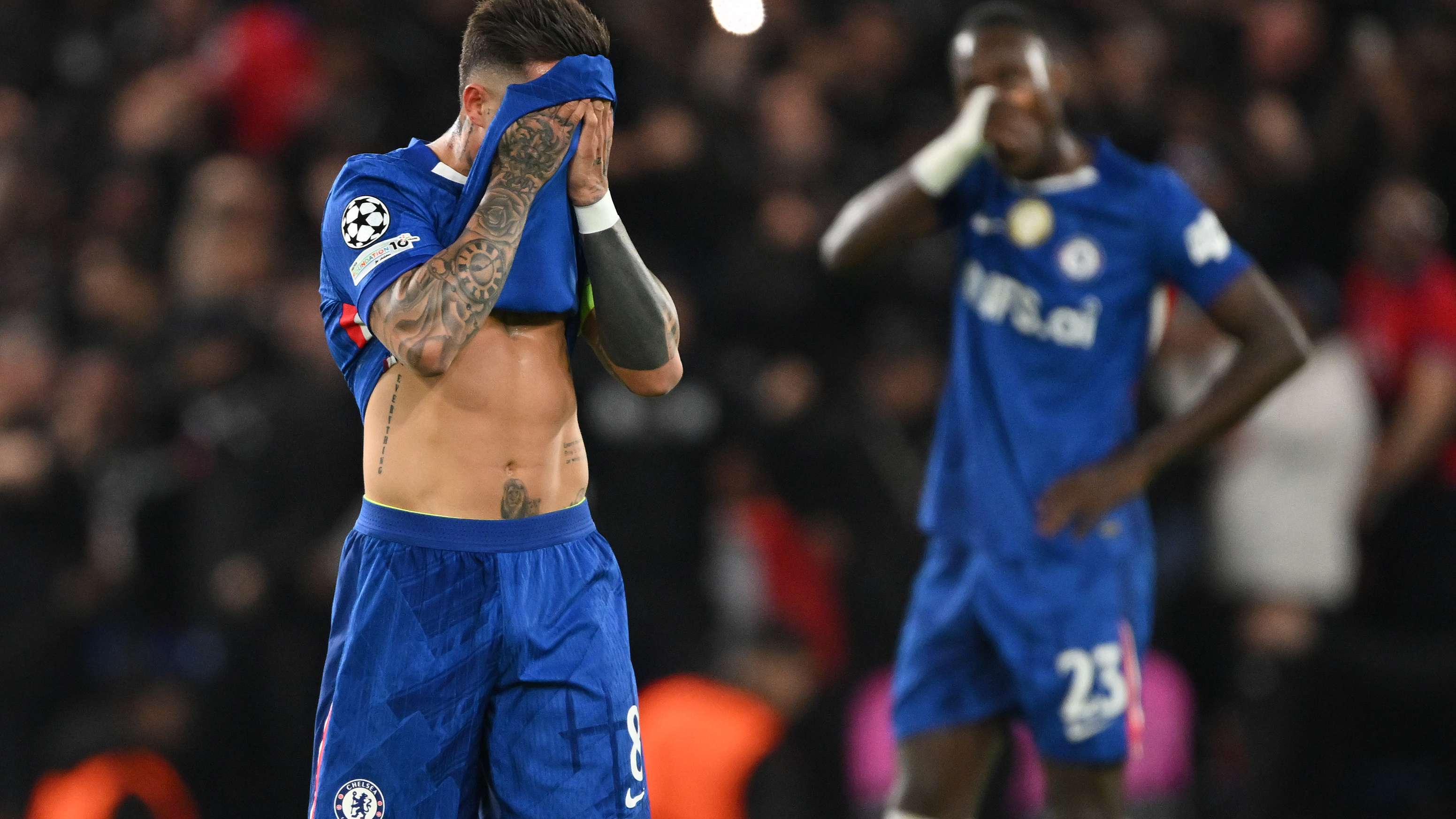 Rosenior hands a note to the Chelsea players after the 2-8 defeat: social media reaction  