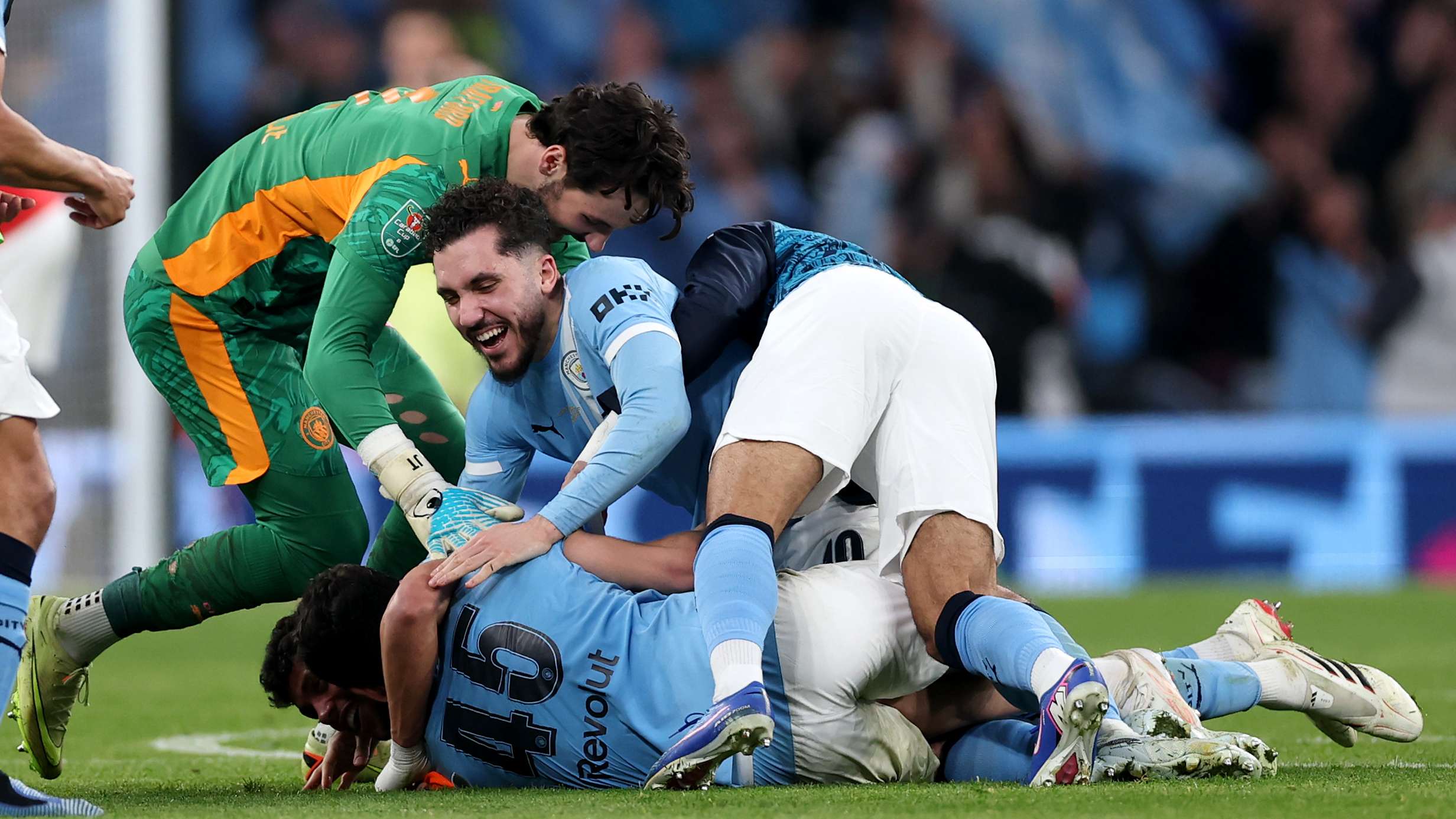 📽️ | Cherki strikes pose while feigning injury after White challenge  