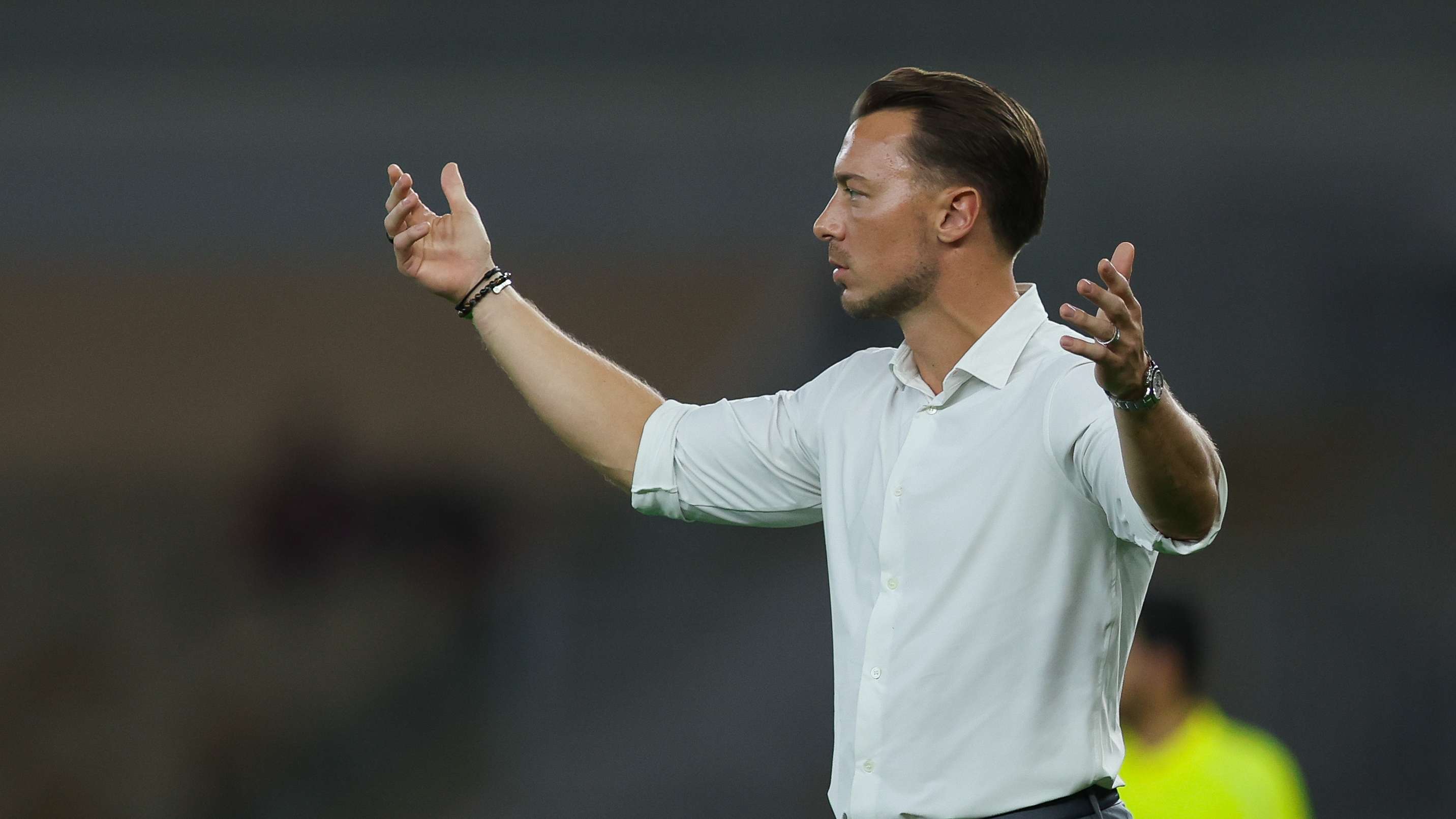 Video: A controversial penalty, a sending-off and sarcastic comments… dramatic scenes behind the scenes bring the Al Ahli vs Al Faiha match to a close
In a Saudi Arabian Pro League  