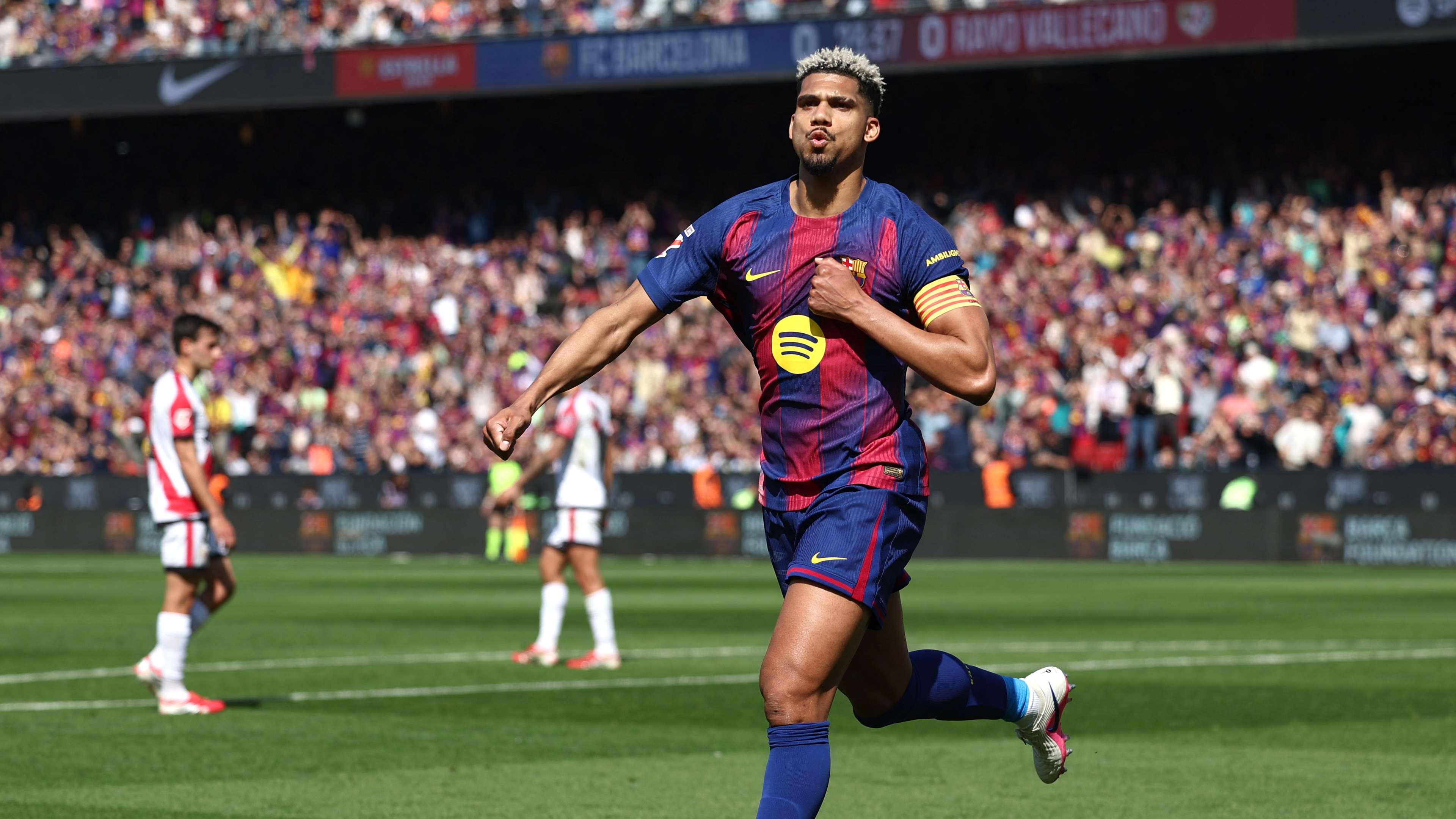 Breaking news... Will Araujo’s injury prevent him from making the trip to the Atlético match?  