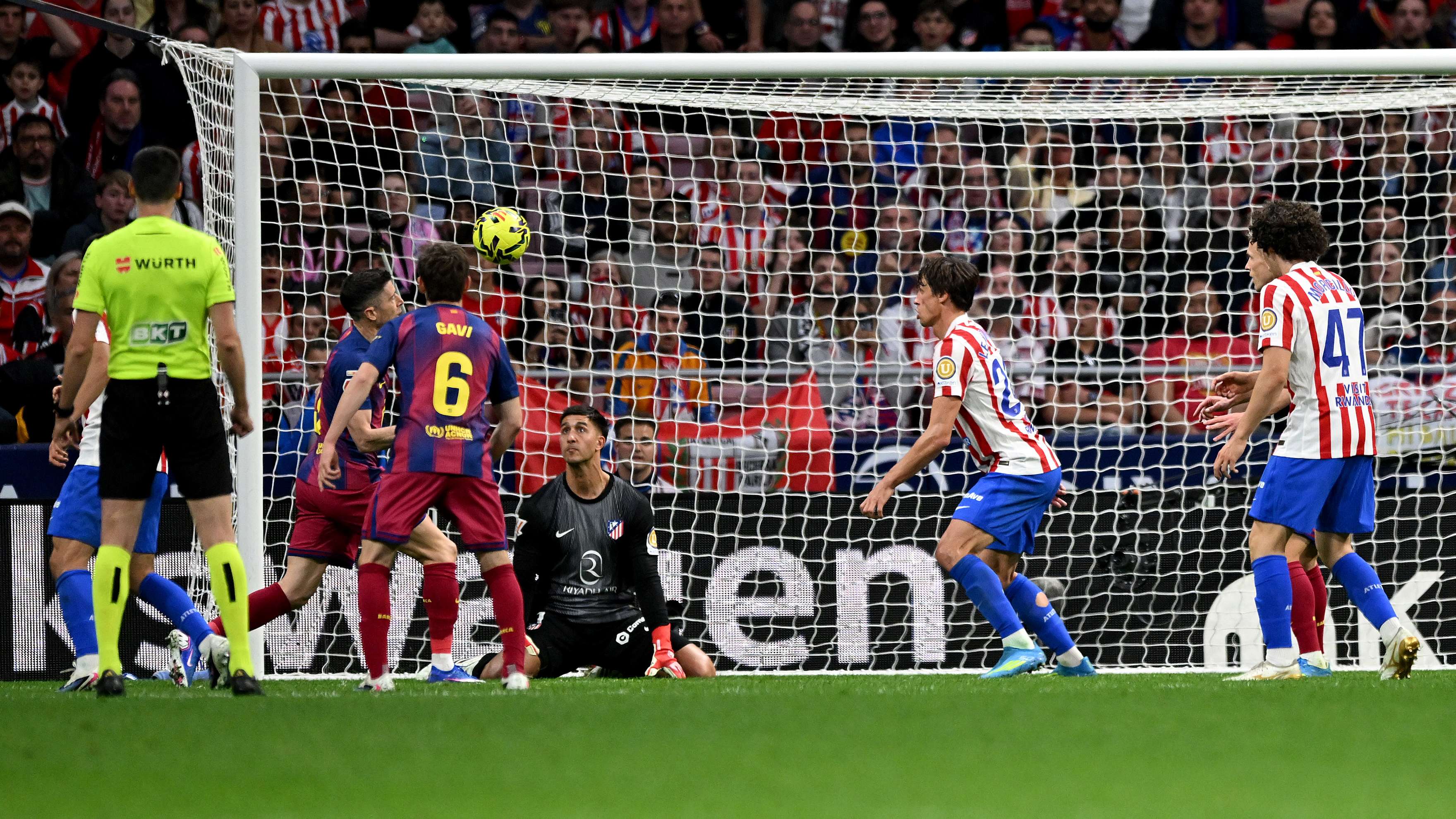 Barcelona and Atlético: a battle of the numbers… Who will come out on top in the Champions League?
When two Spanish heavyweights lock horns in the knockouts, every statistic, trend  