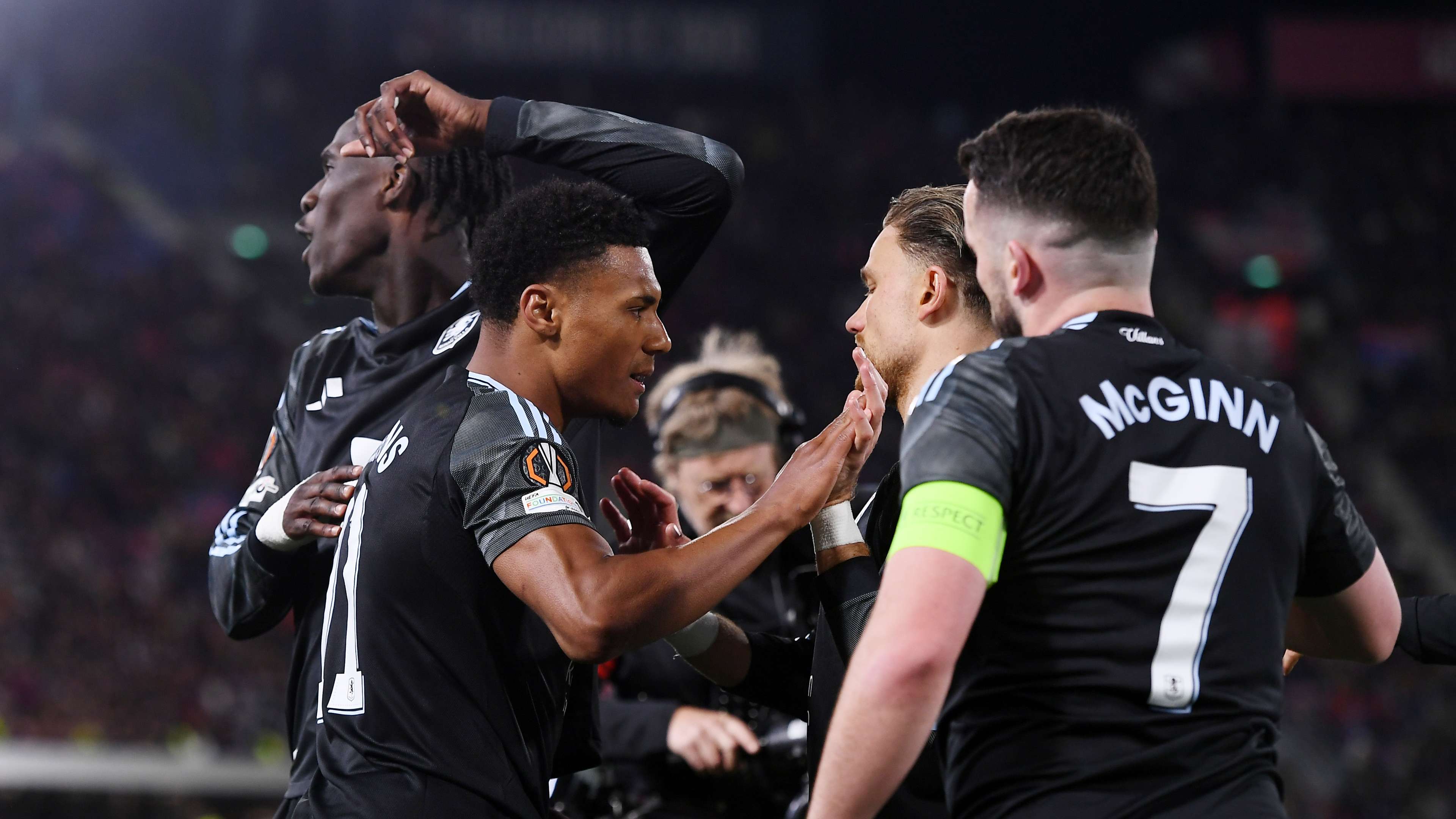 Aston Villa take a giant step towards the semi-finals; former Emmen defender shines for Freiburg  