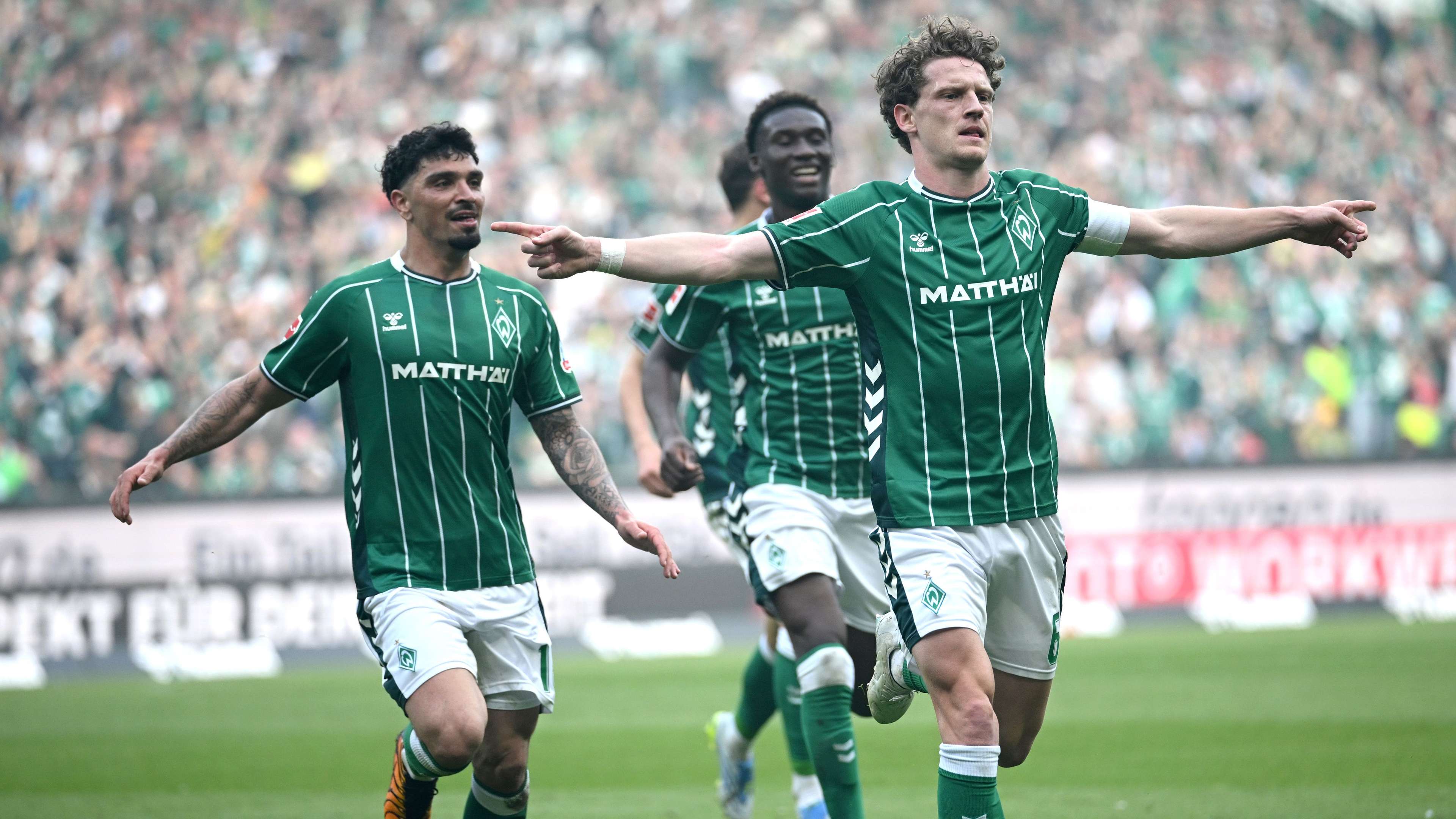 Pyro and red cards: Werder triumph in a wild North German derby against HSV  