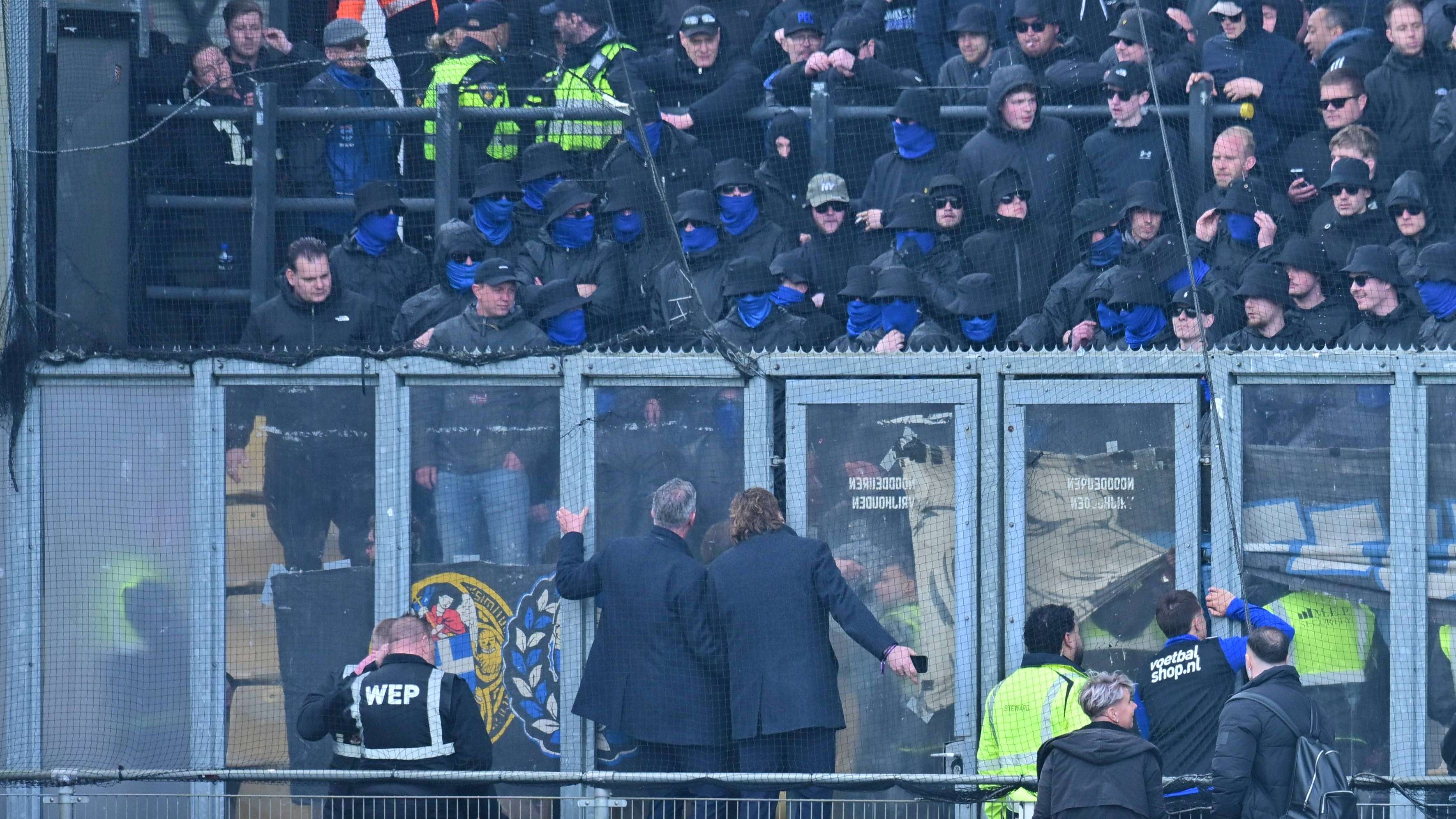 Kick-off of the IJsselderby postponed due to trouble in the away section: 'Stop that idiotic behaviour!'  