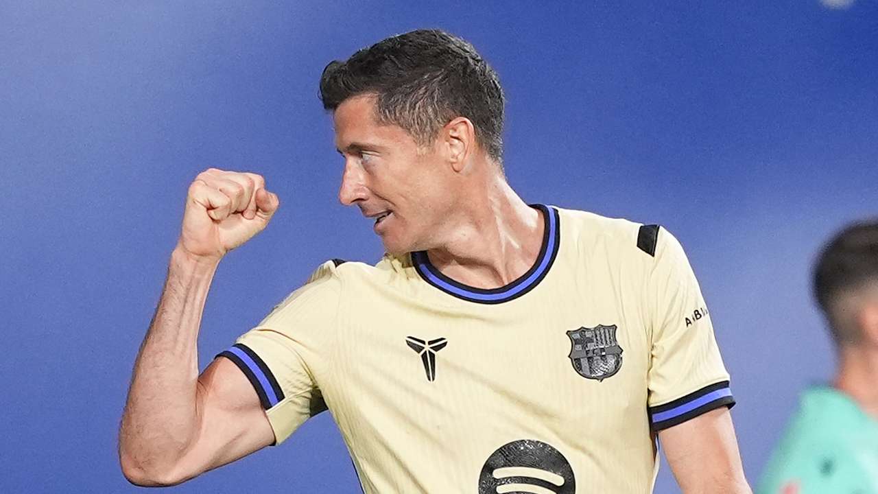 "Astronomical figures" for his salary: Lewy linked with top club  