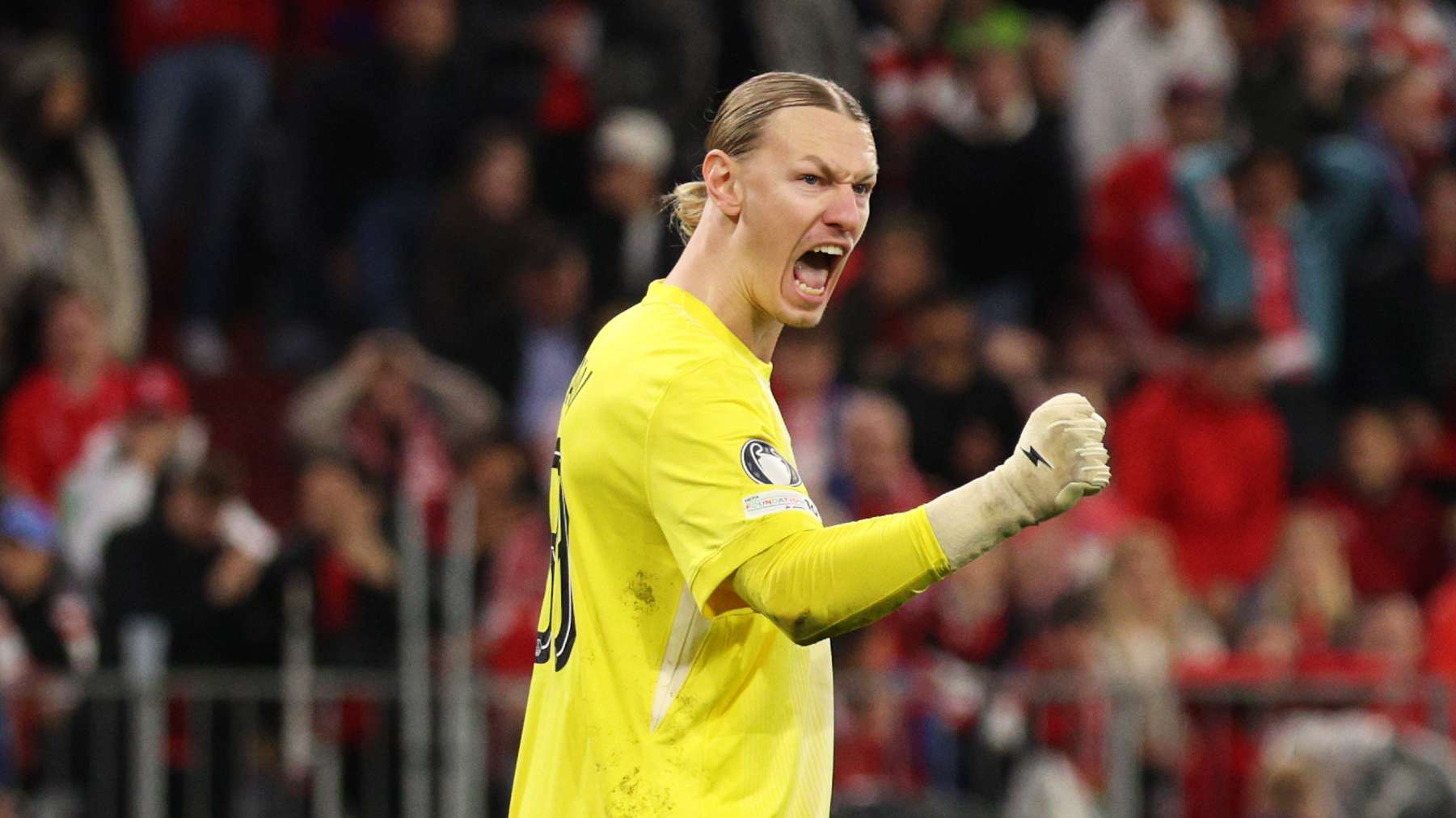 🎥| Arsenal barrage? PSG keepers train with rugby shields  