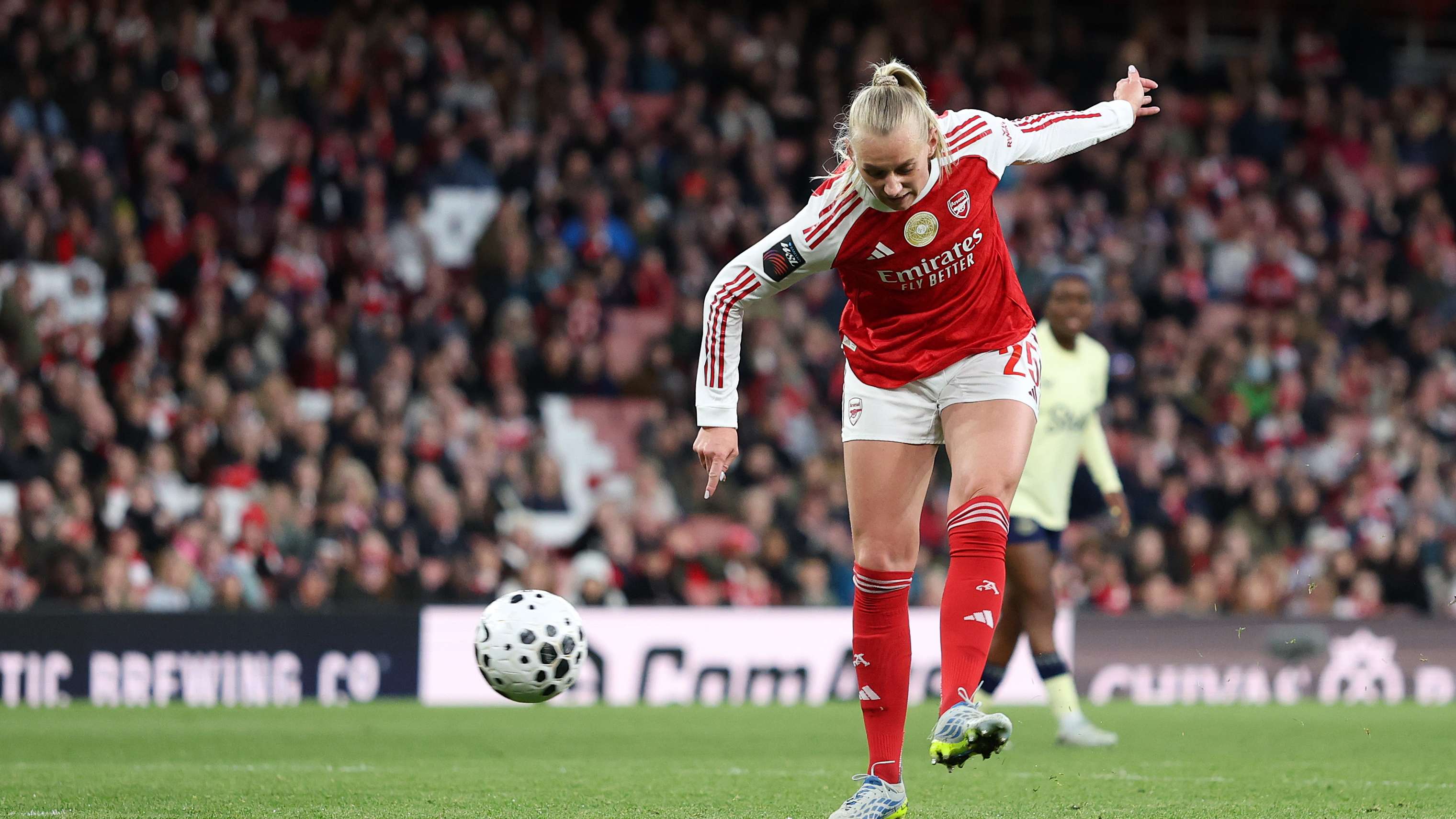 Blackstenius late show lifts Arsenal past Everton  
